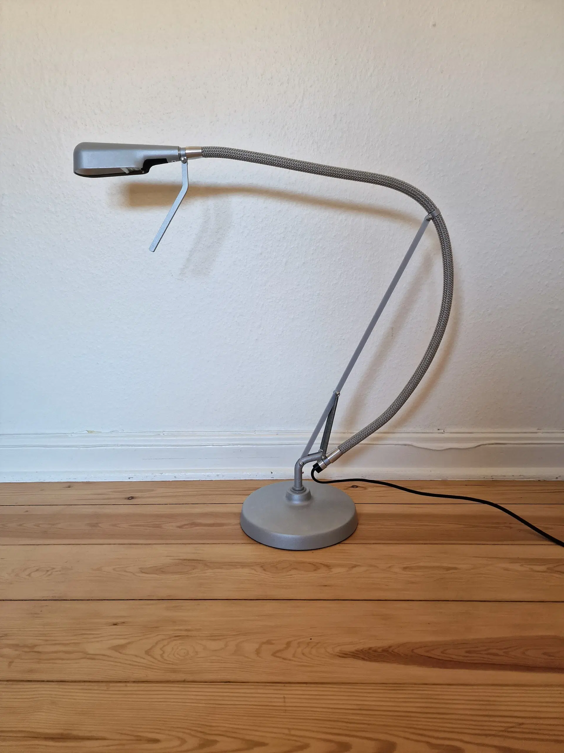 Skøn Luxo Arketto bordlampe