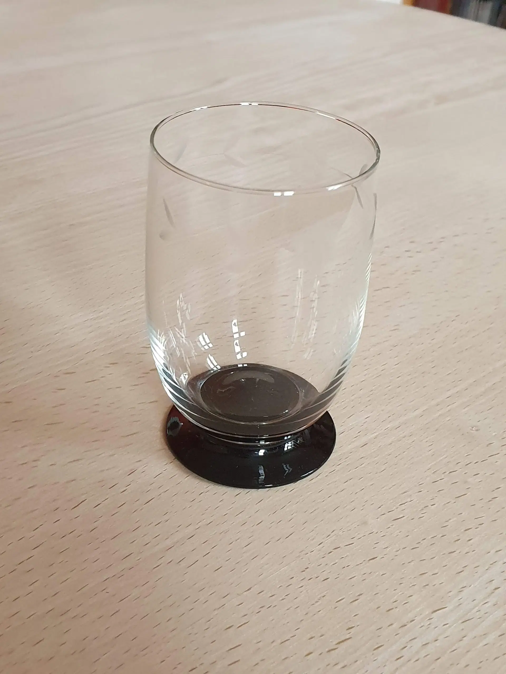 Glas med sort fod