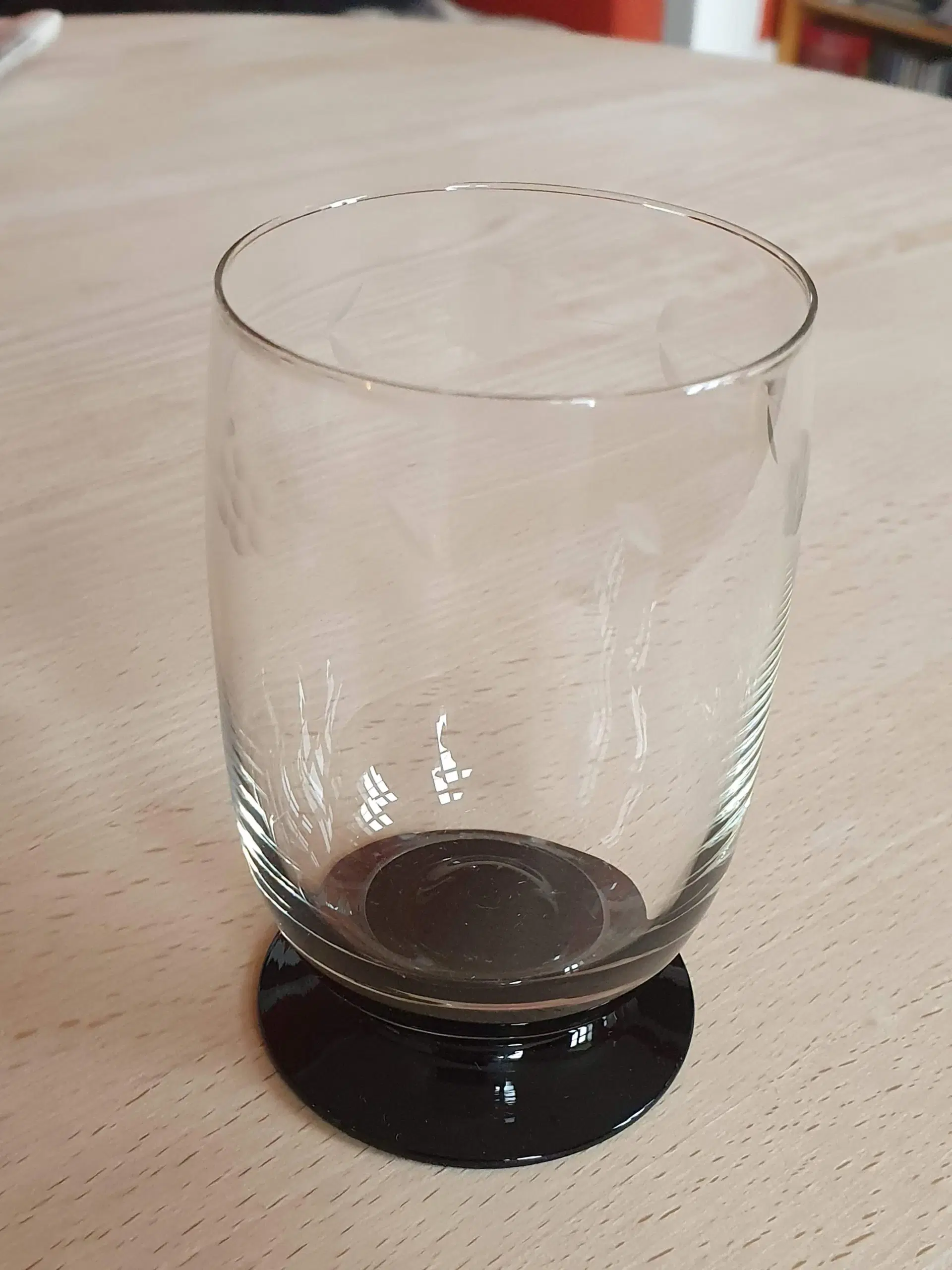 Glas med sort fod