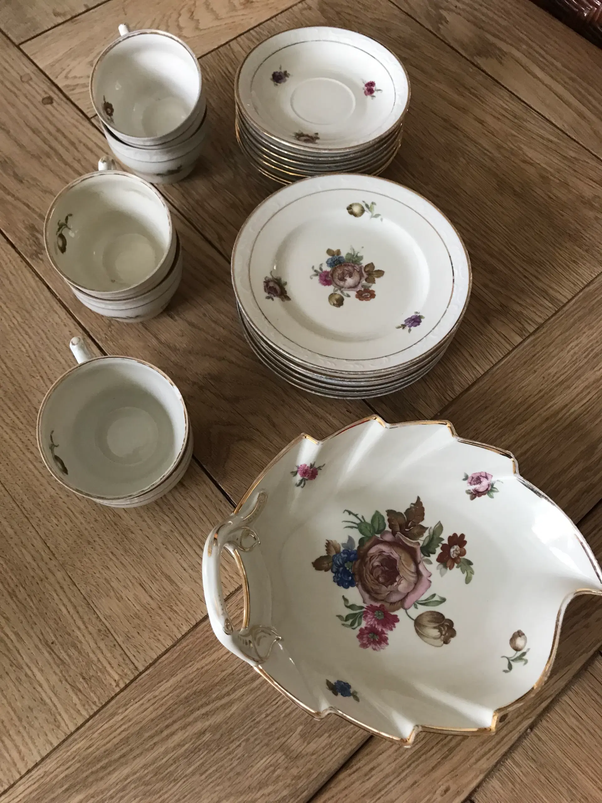 smuk gammel porcelæn med guldkant