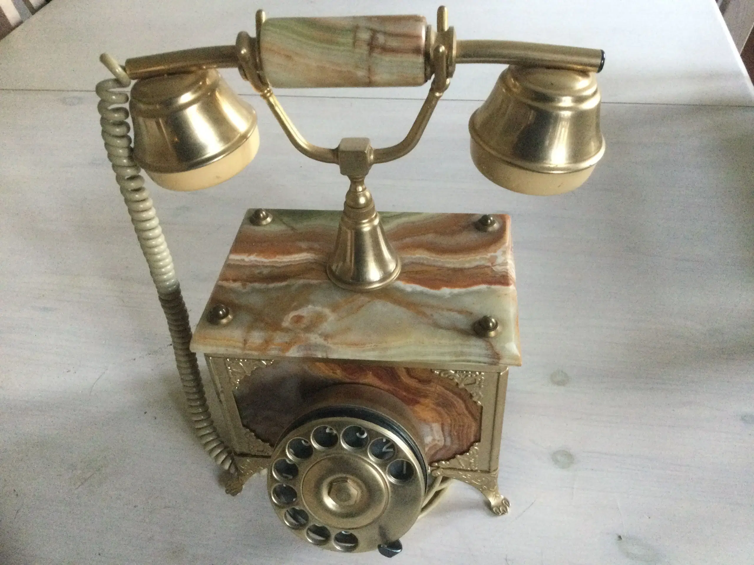 Telefon  og lampe