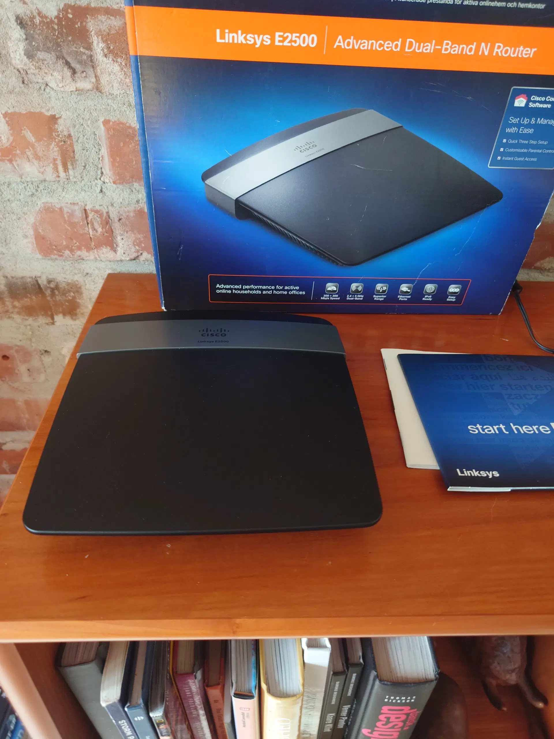 Linksys E2500 WiFi router 300+300 Mbps 24 GHz/5 G