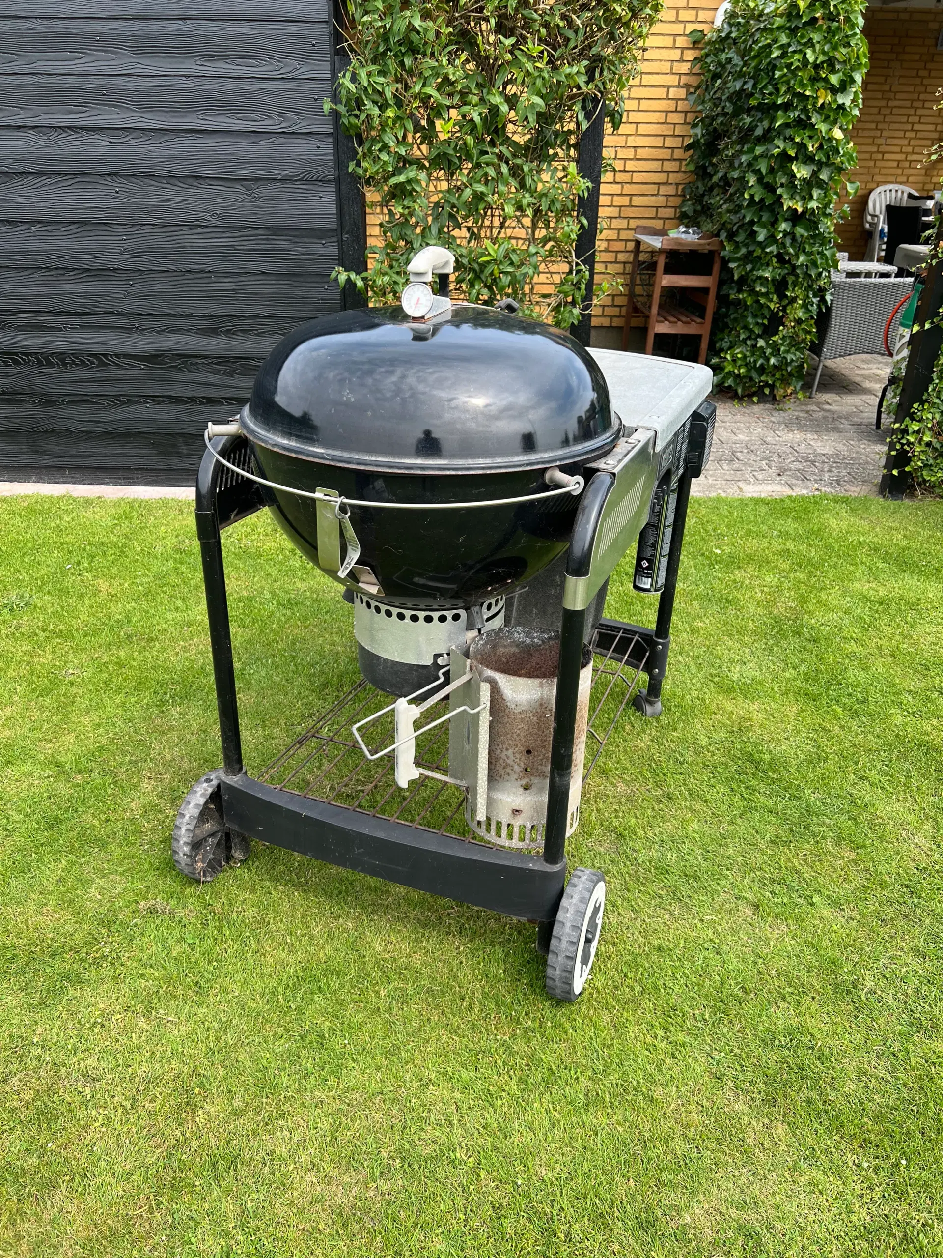 Weber kuglegrill med bord