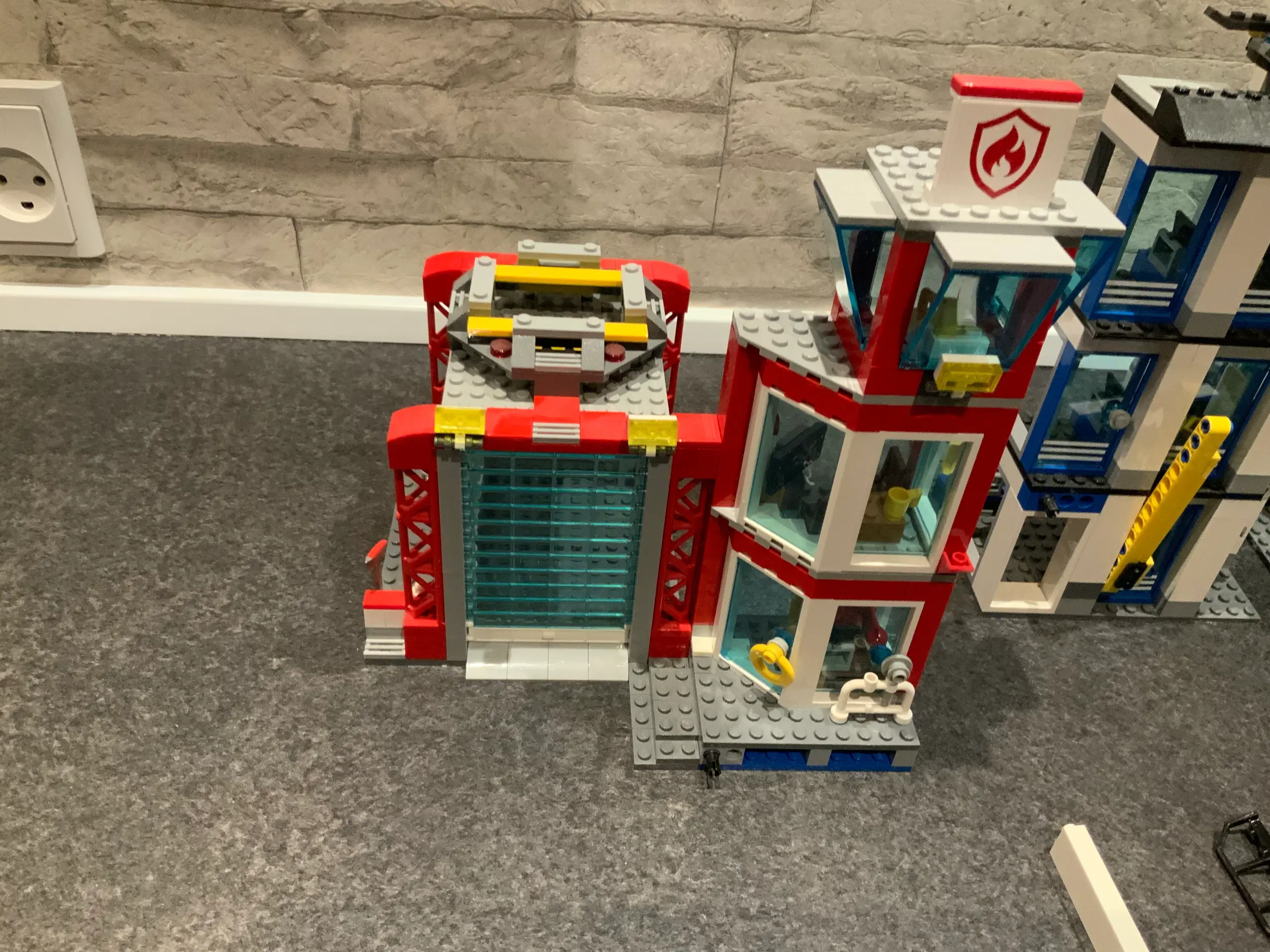 Lego politi og brandstation