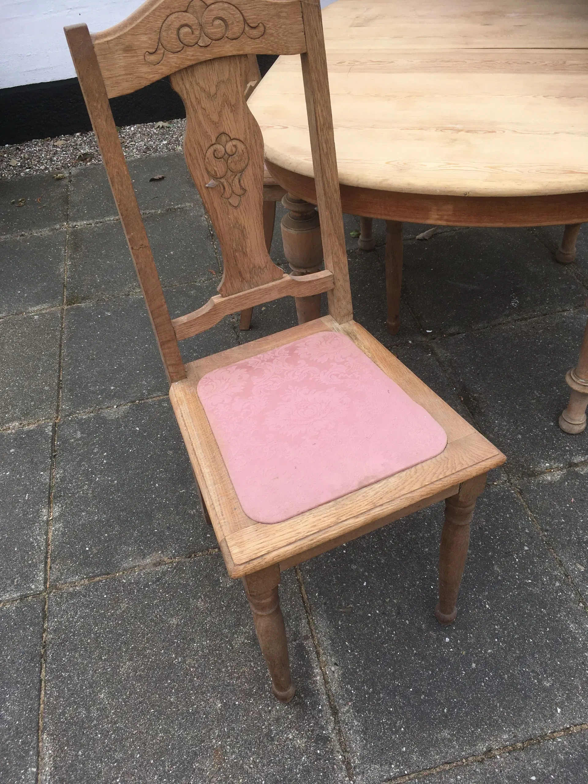 Spisebord i fyrretræ - 2 stole