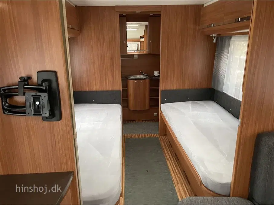 2012 - Adria Adora 613 HT   Lækker fastligger vogn med frontkøkken med komfur fra Hinshøj Caravan