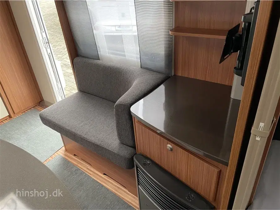 2012 - Adria Adora 613 HT   Lækker fastligger vogn med frontkøkken med komfur fra Hinshøj Caravan