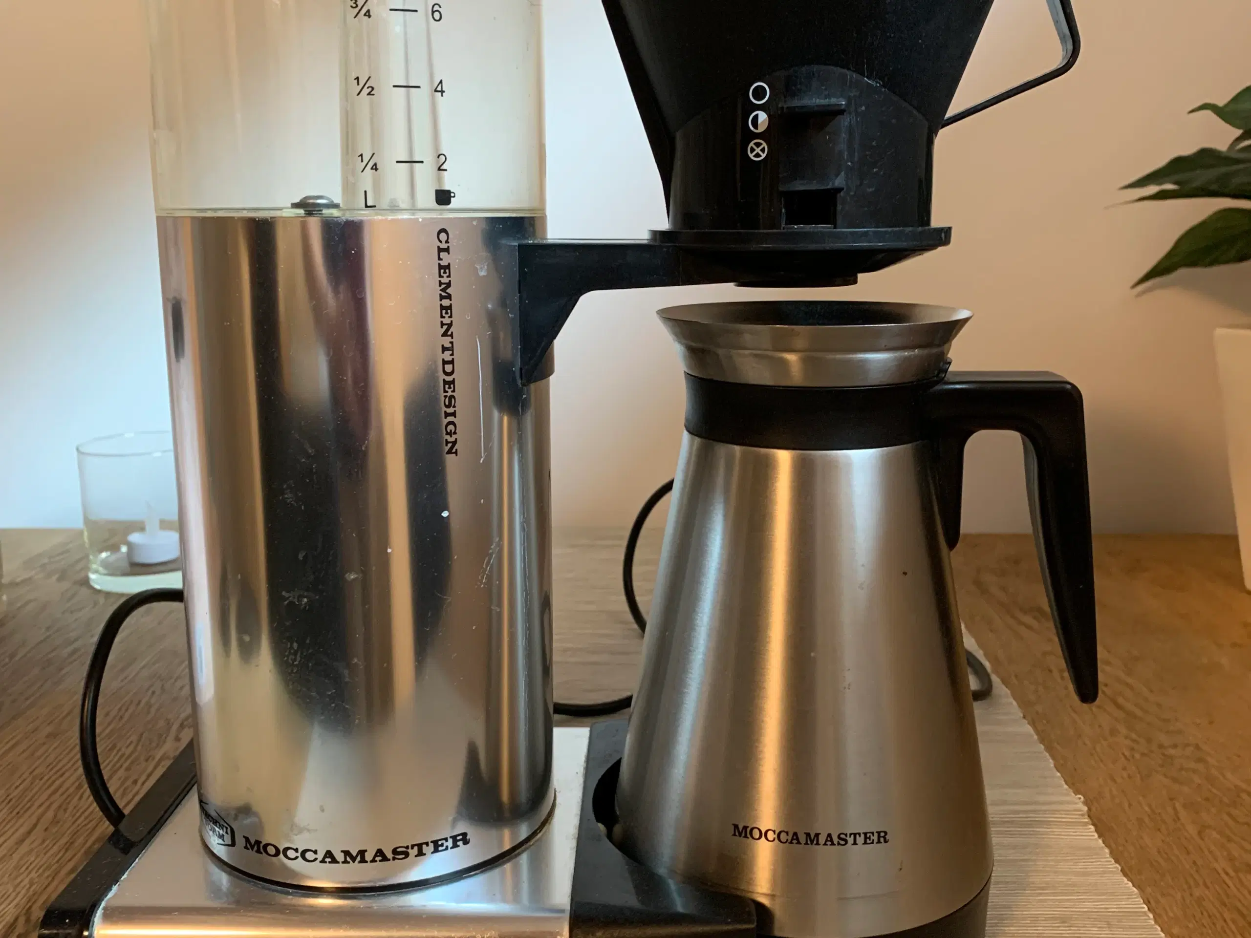 Moccamaster kaffemaskine med stålkande.