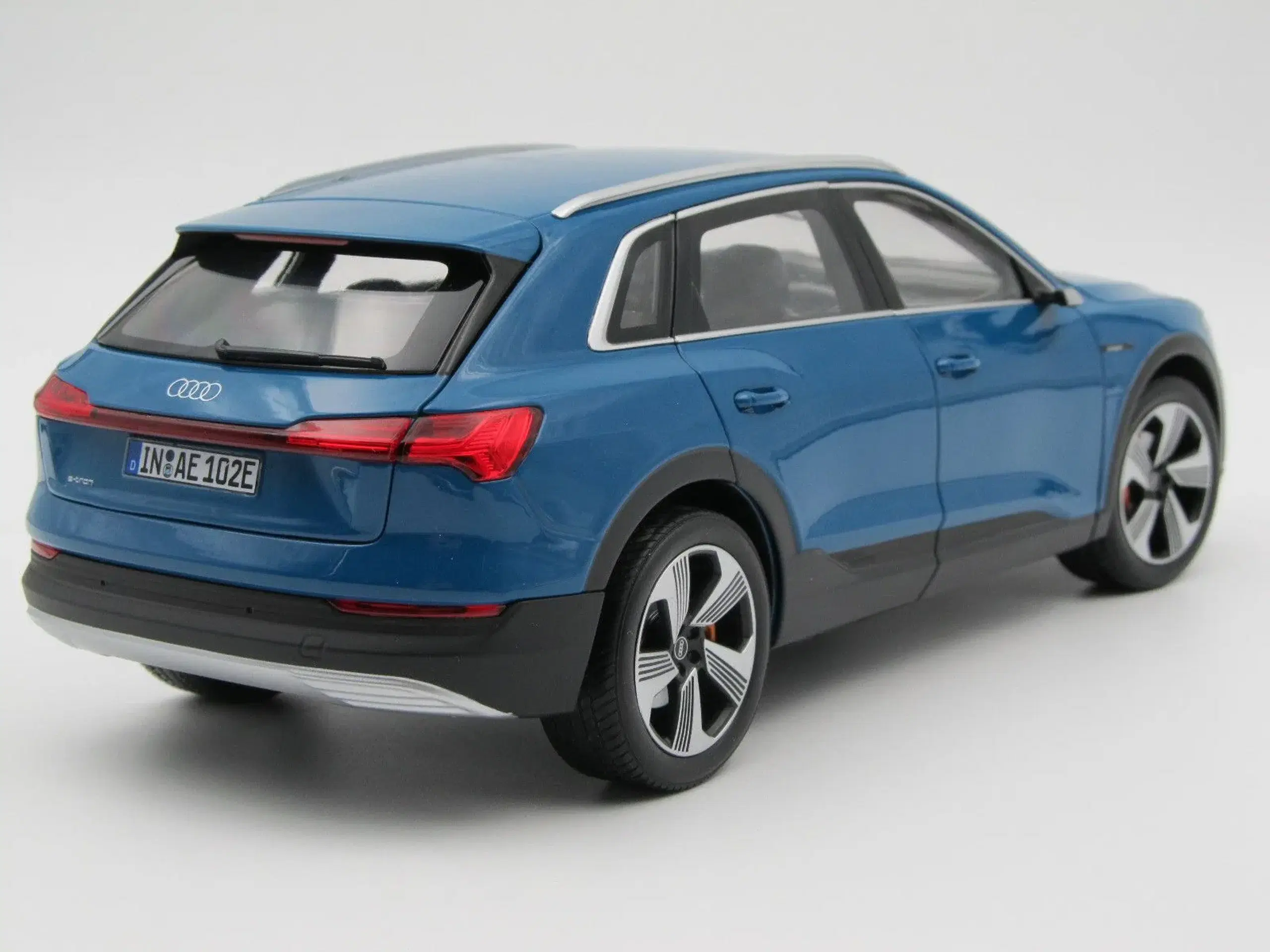 Audi e-tron 1:18  - AUDI dealer Edition