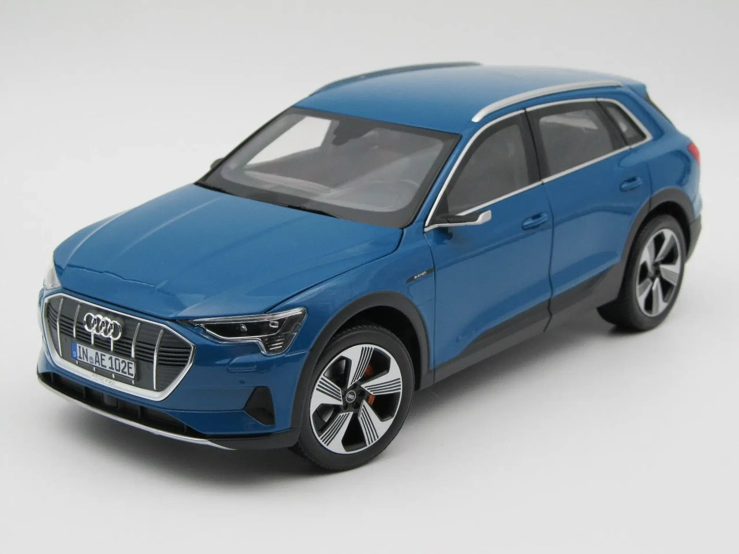 Audi e-tron 1:18  - AUDI dealer Edition