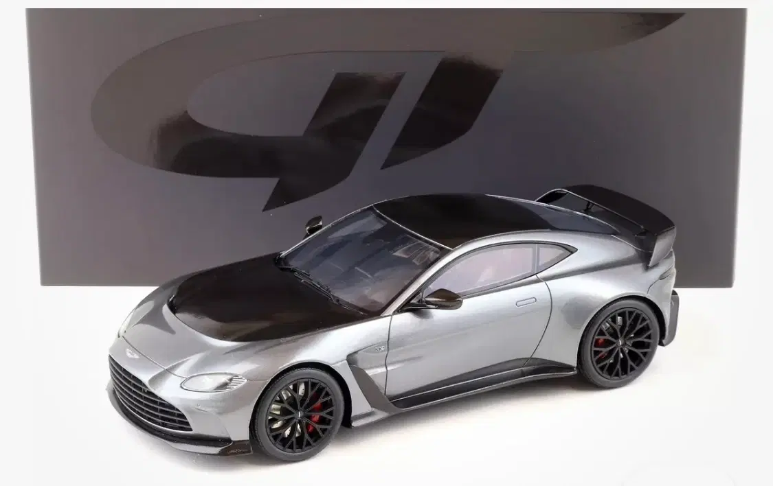 1:18 Aston Martin V12 Vantage Coupe 2023