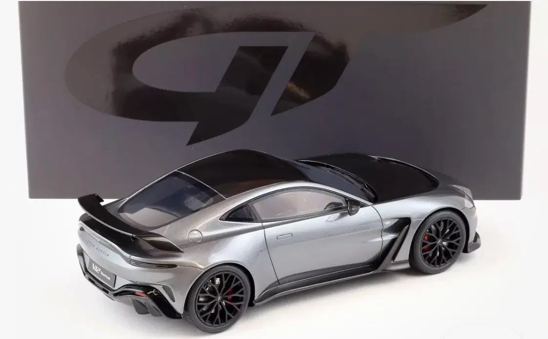 1:18 Aston Martin V12 Vantage Coupe 2023