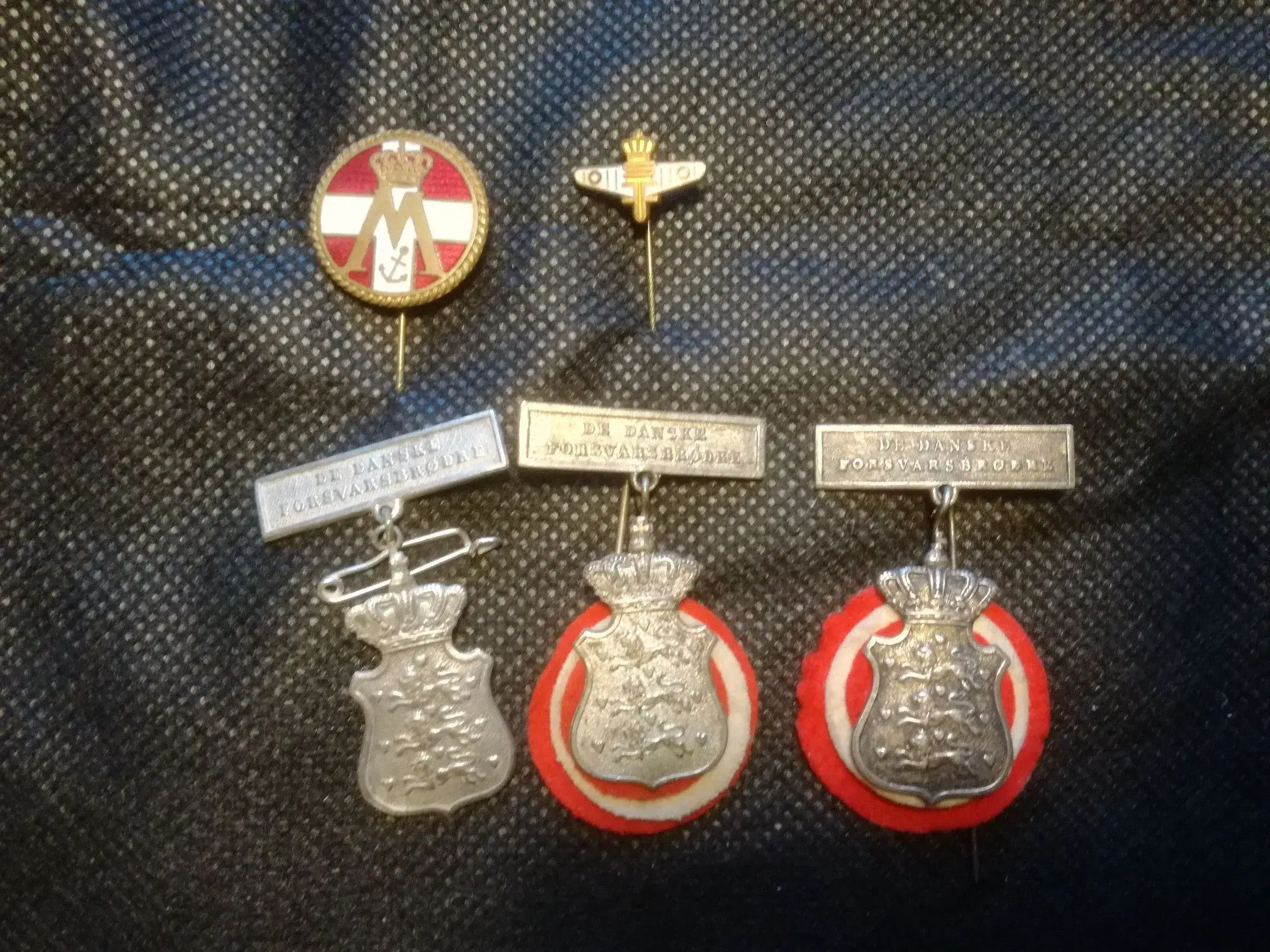 Militærmærkerpins og medaljer