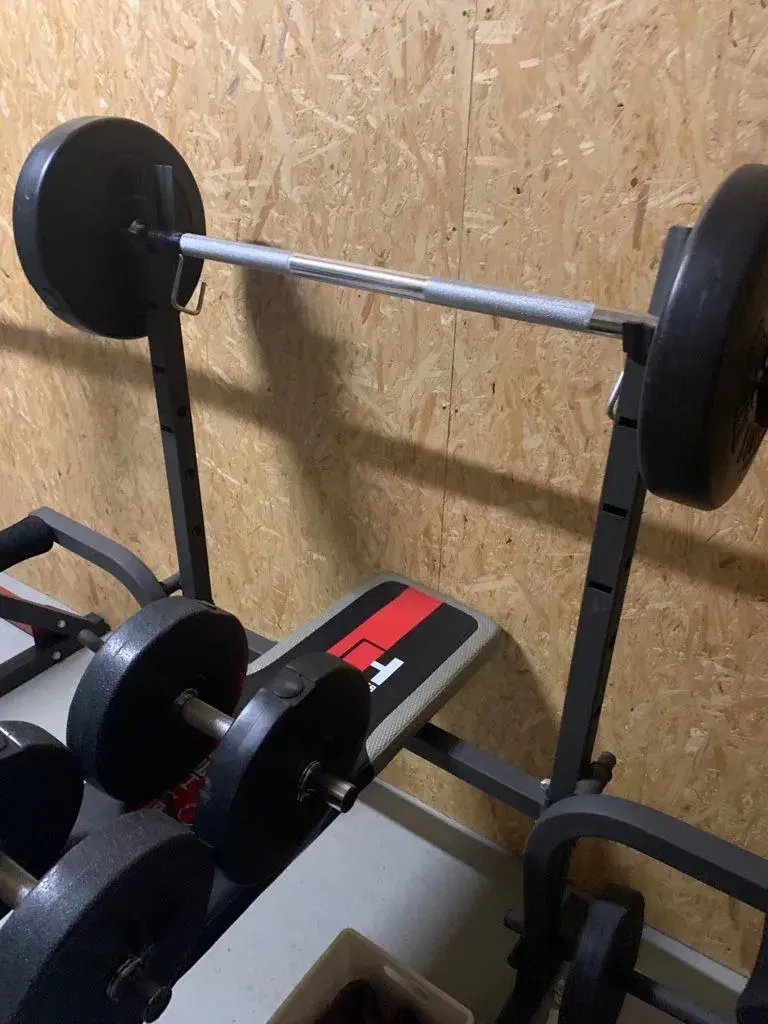 Træningsbænk med squat rack og vægte