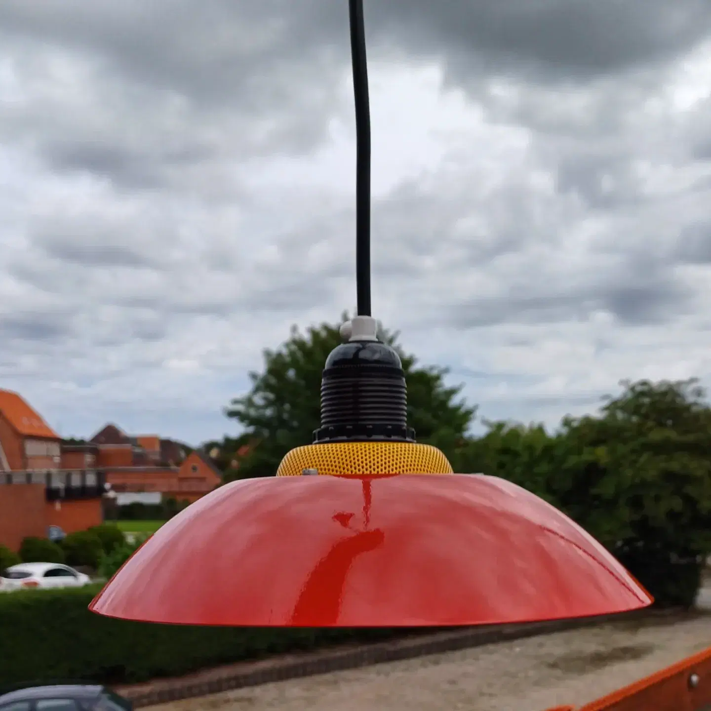 Rød og gul retro loftslampe