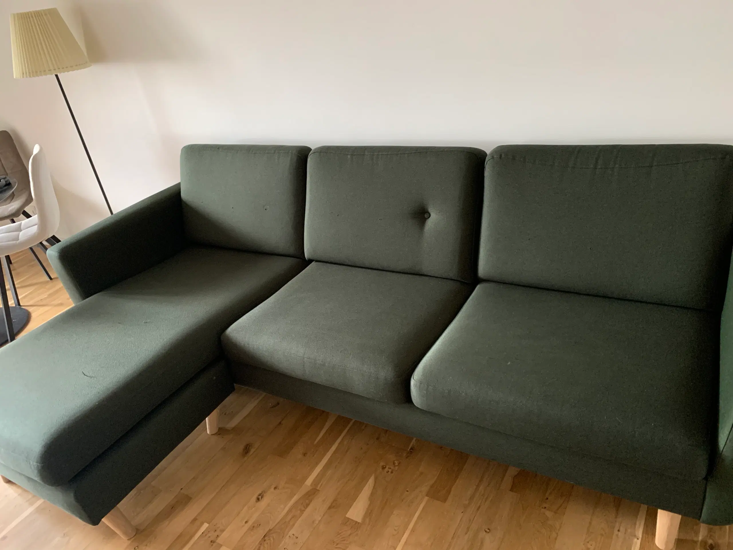 Grøn sofa med chaiselong