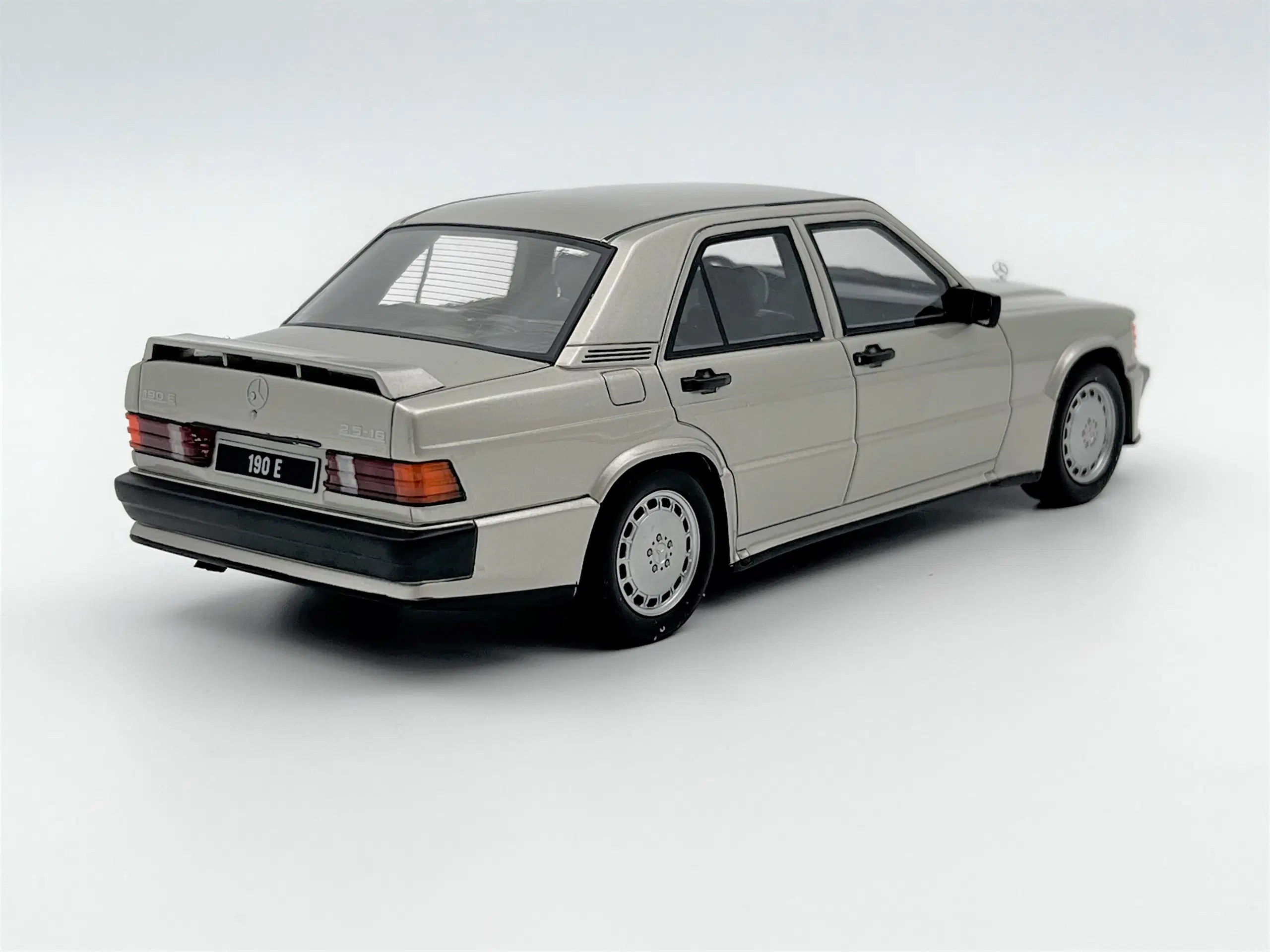 1988 Mercedes 190E 25 16v Limited Edition 1:18