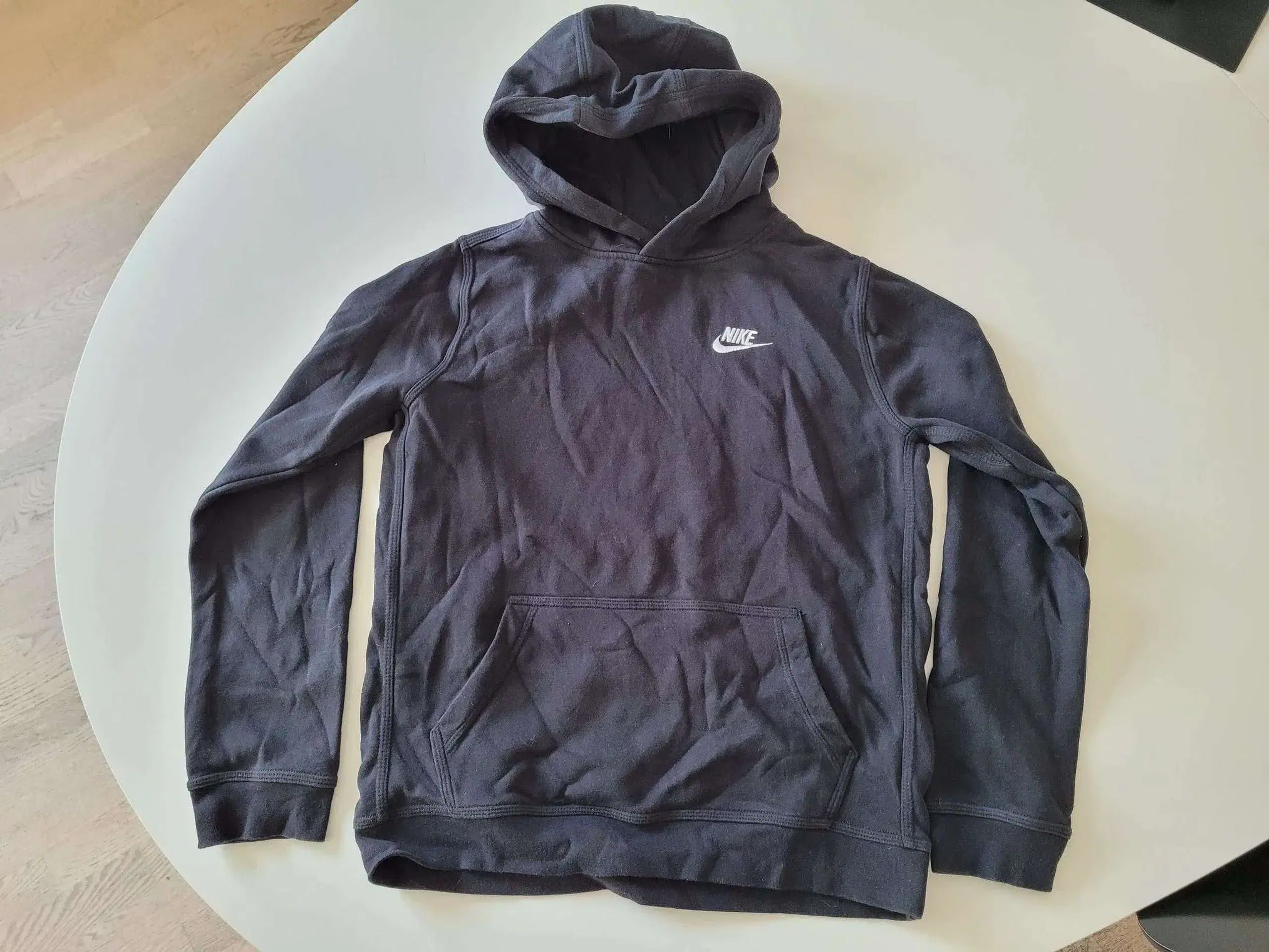 Nike hoodie og Nike t-shirt str 12 år sælges