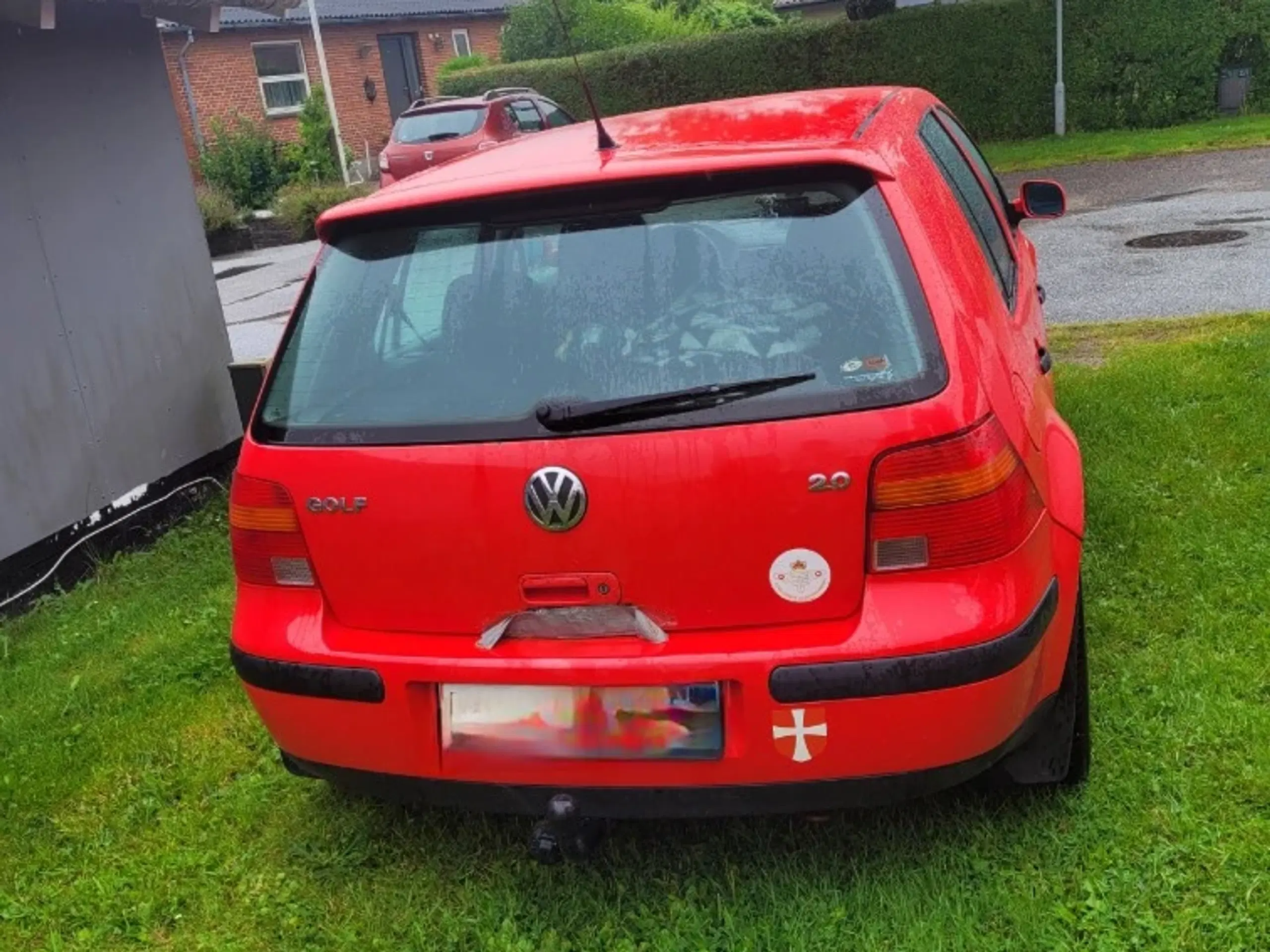 Fin rød VW Golf årgang 2000