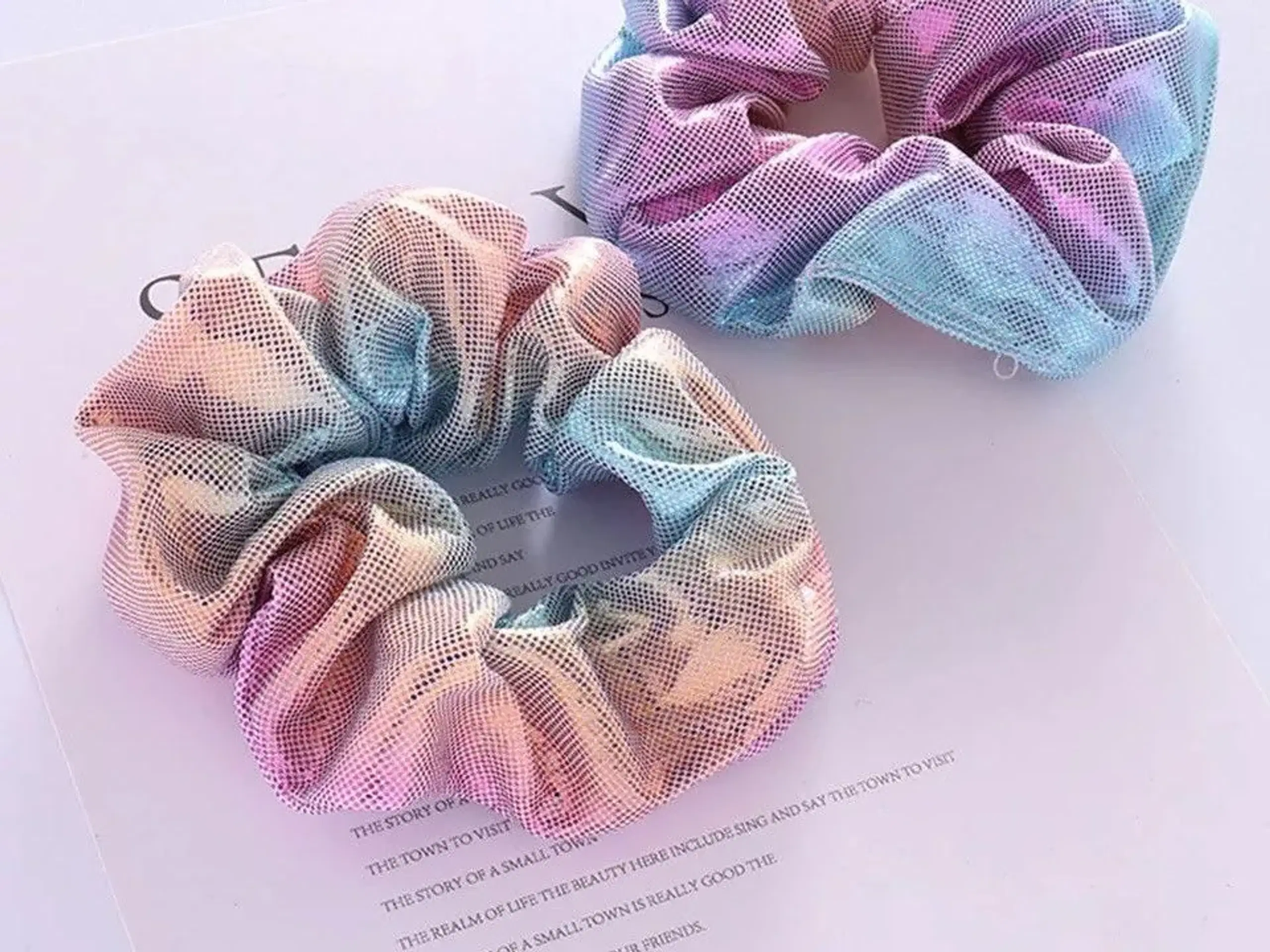 Smuk scrunchie hårelastik med glimmer effekt