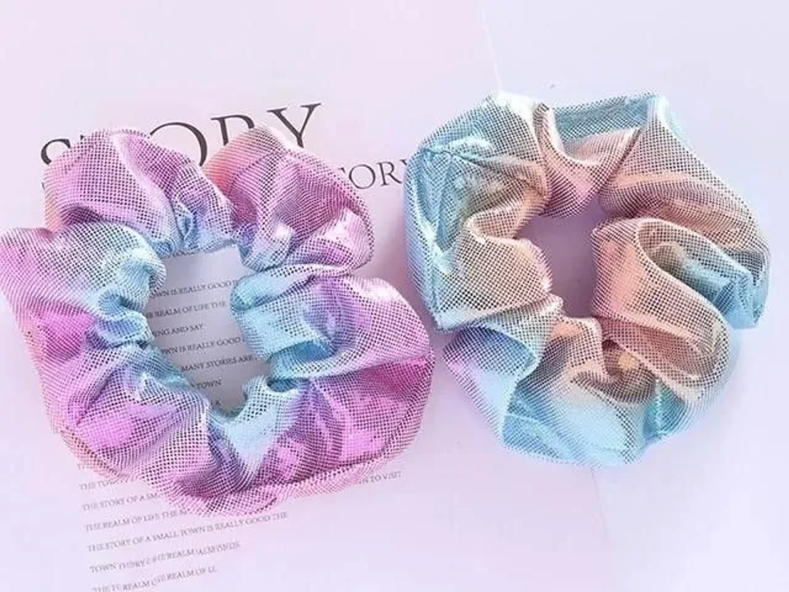 Smuk scrunchie hårelastik med glimmer effekt