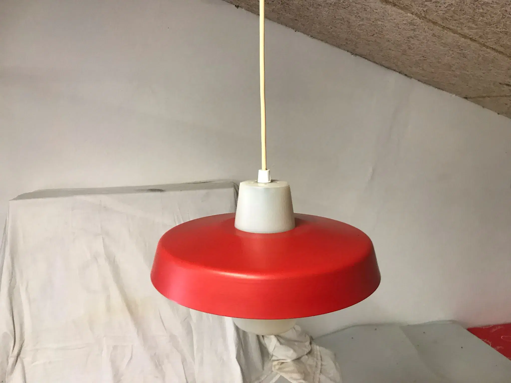 Reto lampe med rød og hvid skærm