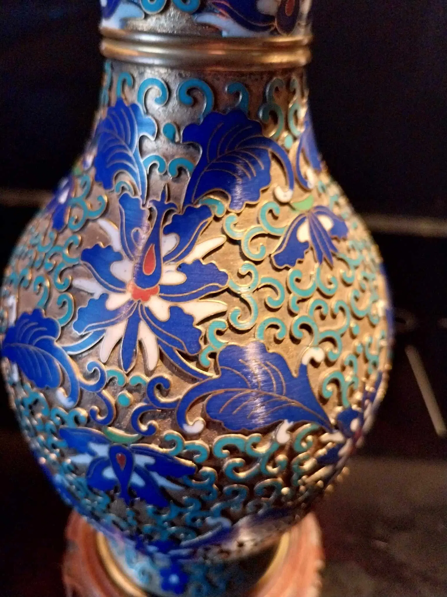 FLOT KINESISK CLOISONNE vase på træstand