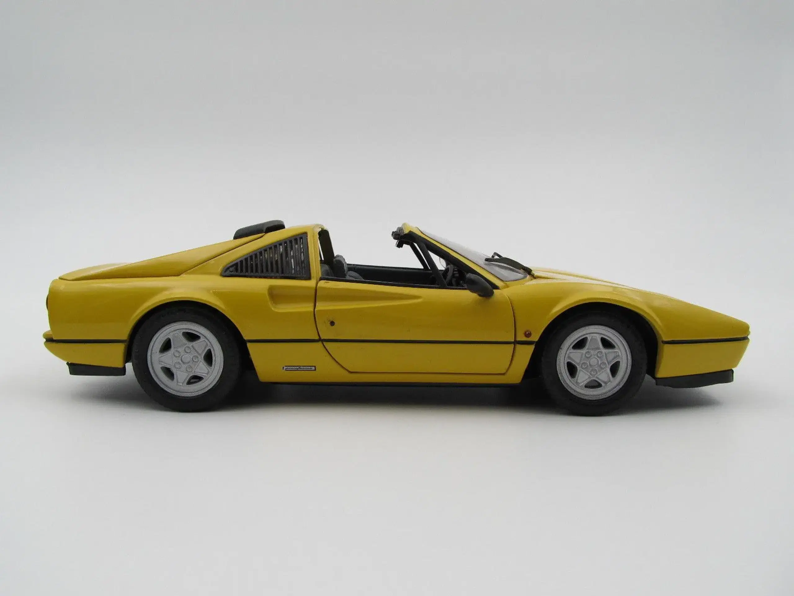 1985 Ferrari 328 GTS 32 l V8 - 1:18