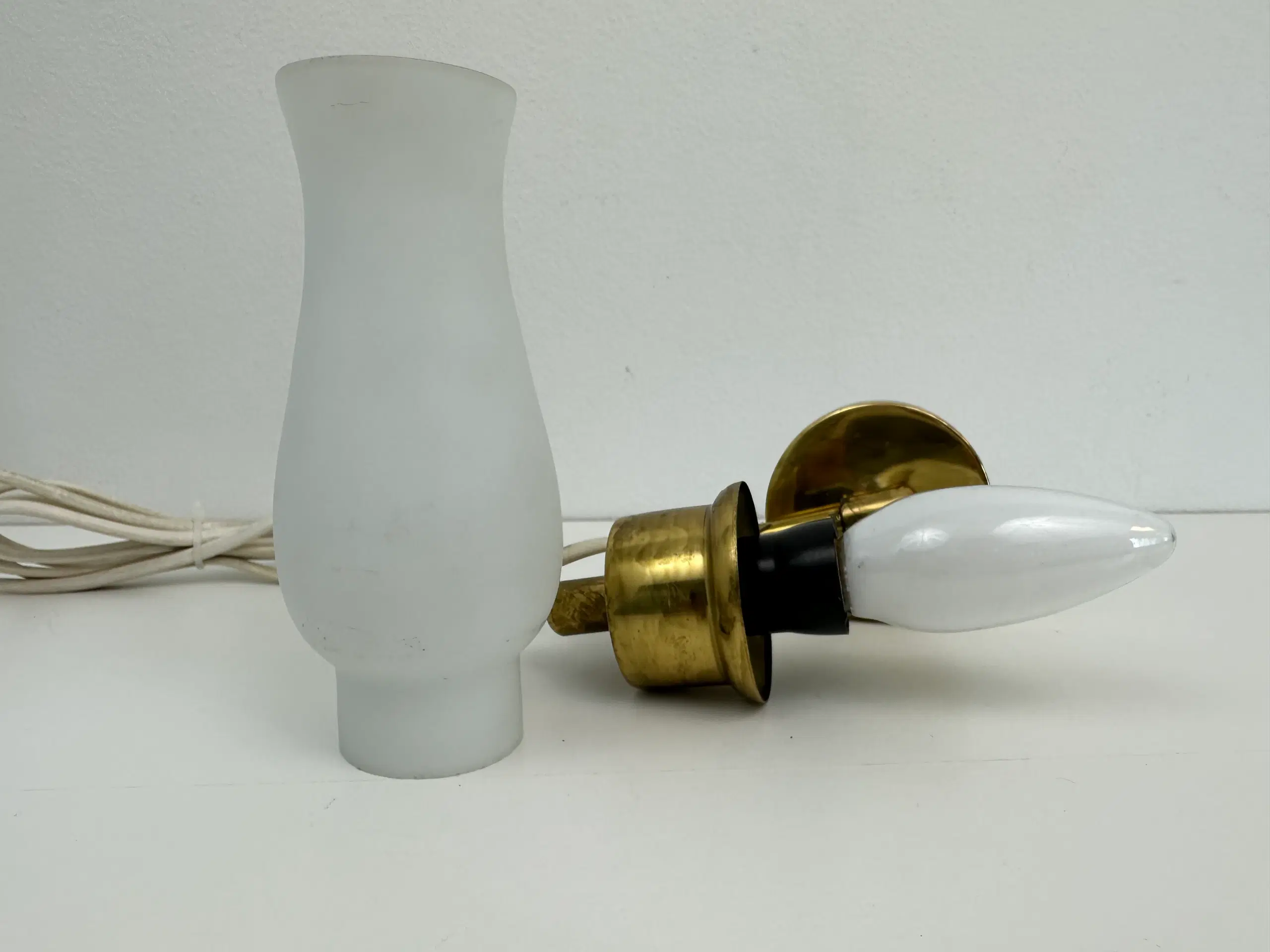 Vintage lampe i messing /opalglas