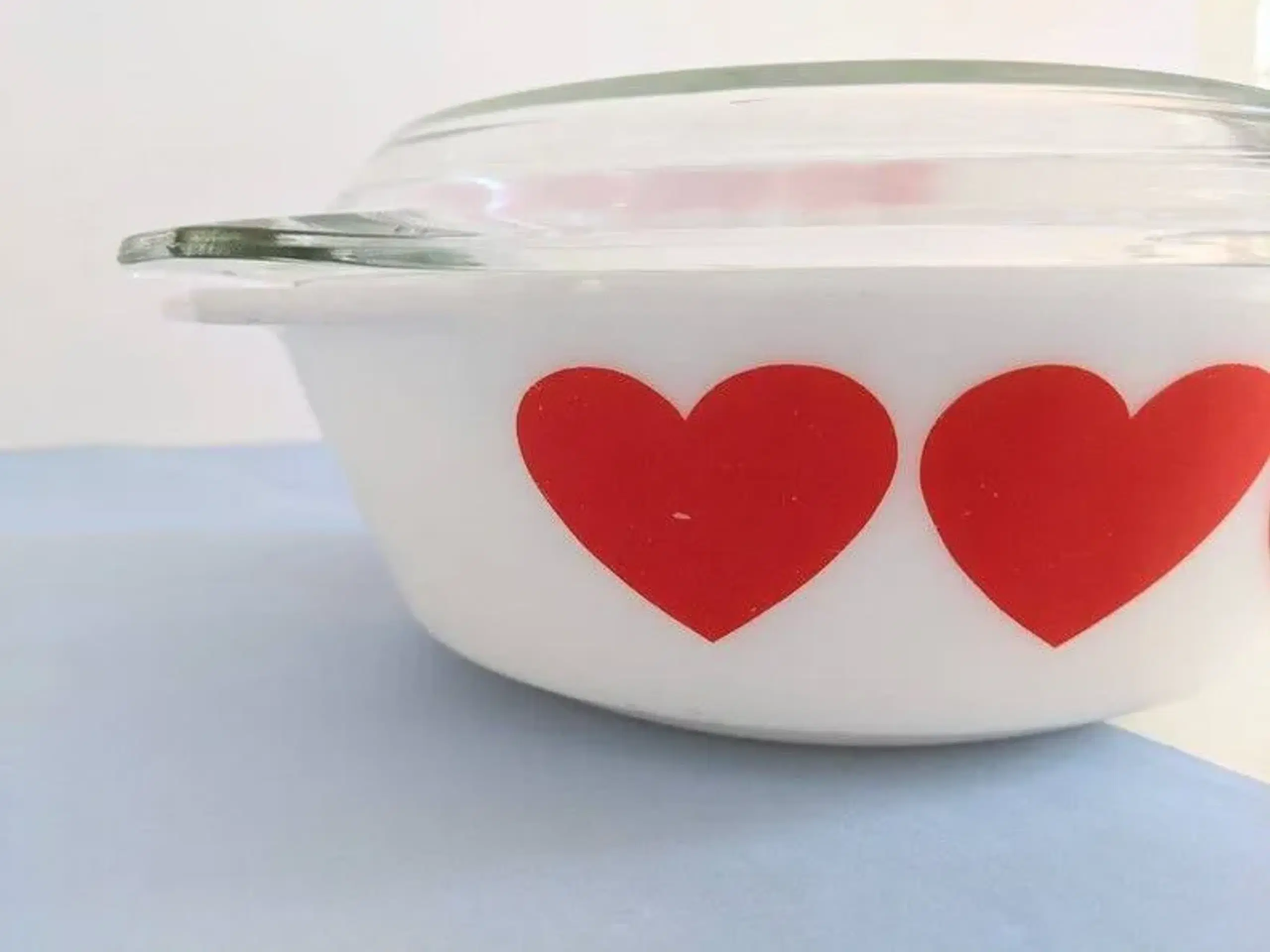 Pyrex med røde hjerter