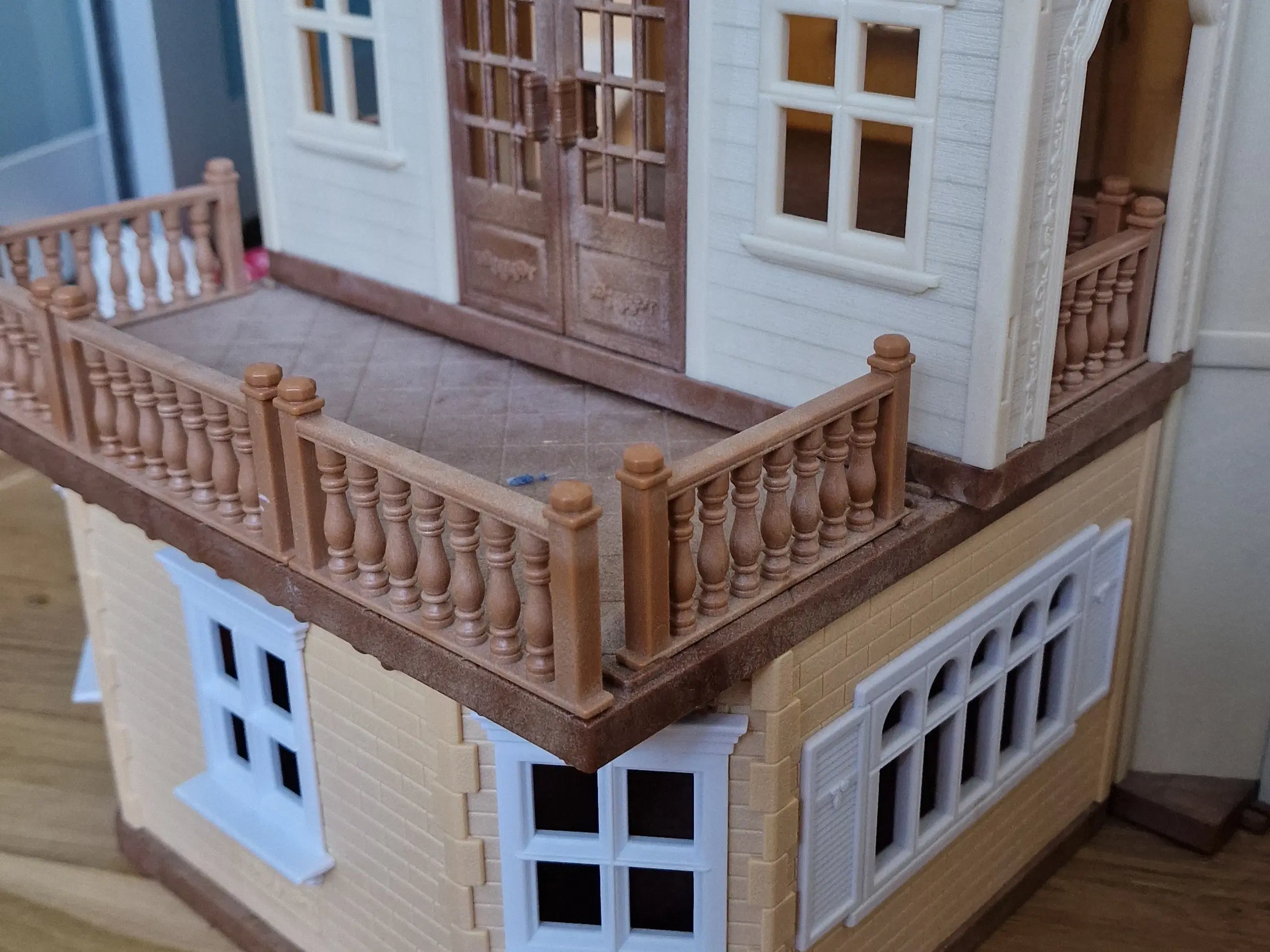 Sylvanian Families Red Roof landsbyhus med balkon