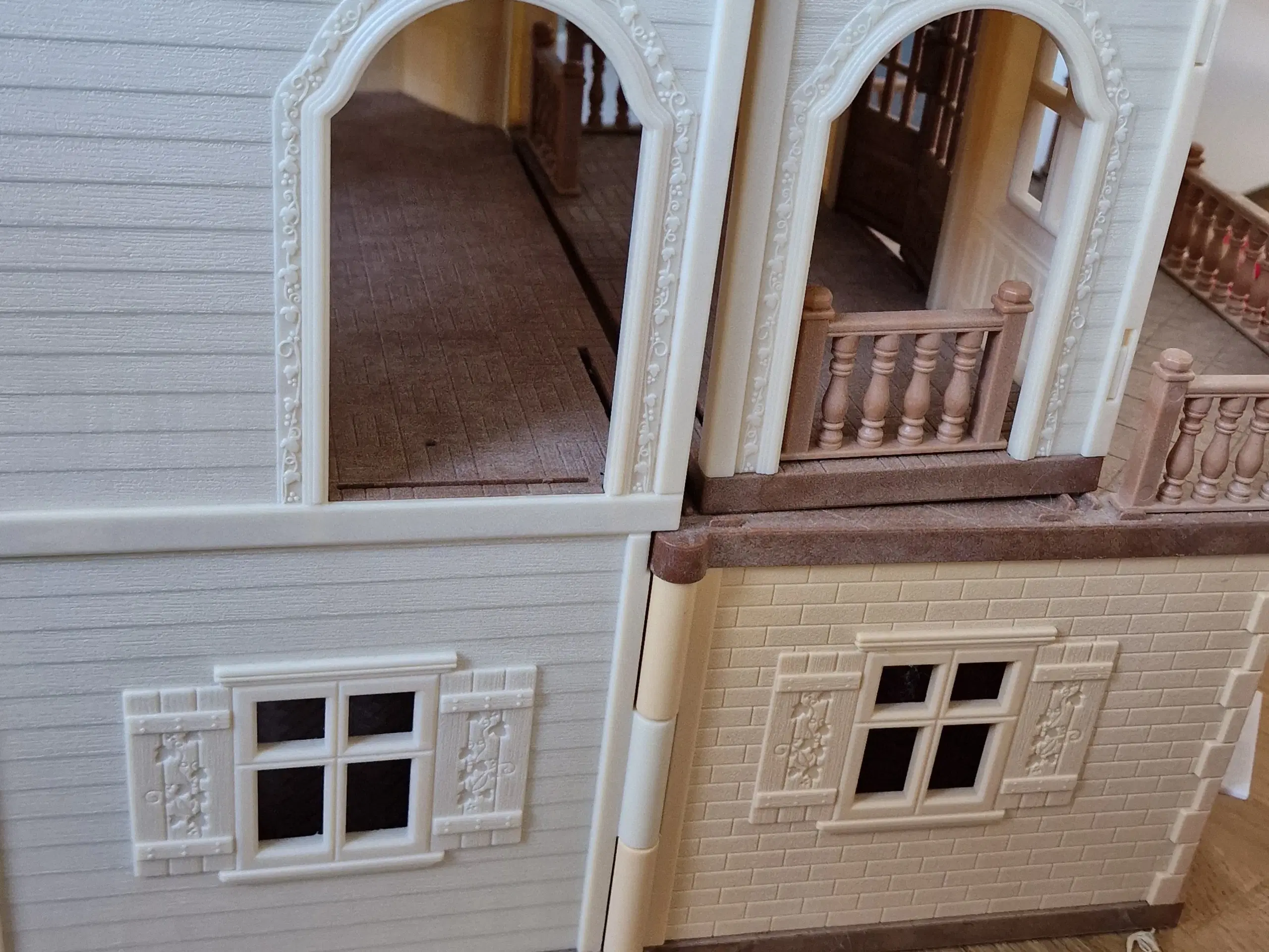 Sylvanian Families Red Roof landsbyhus med balkon