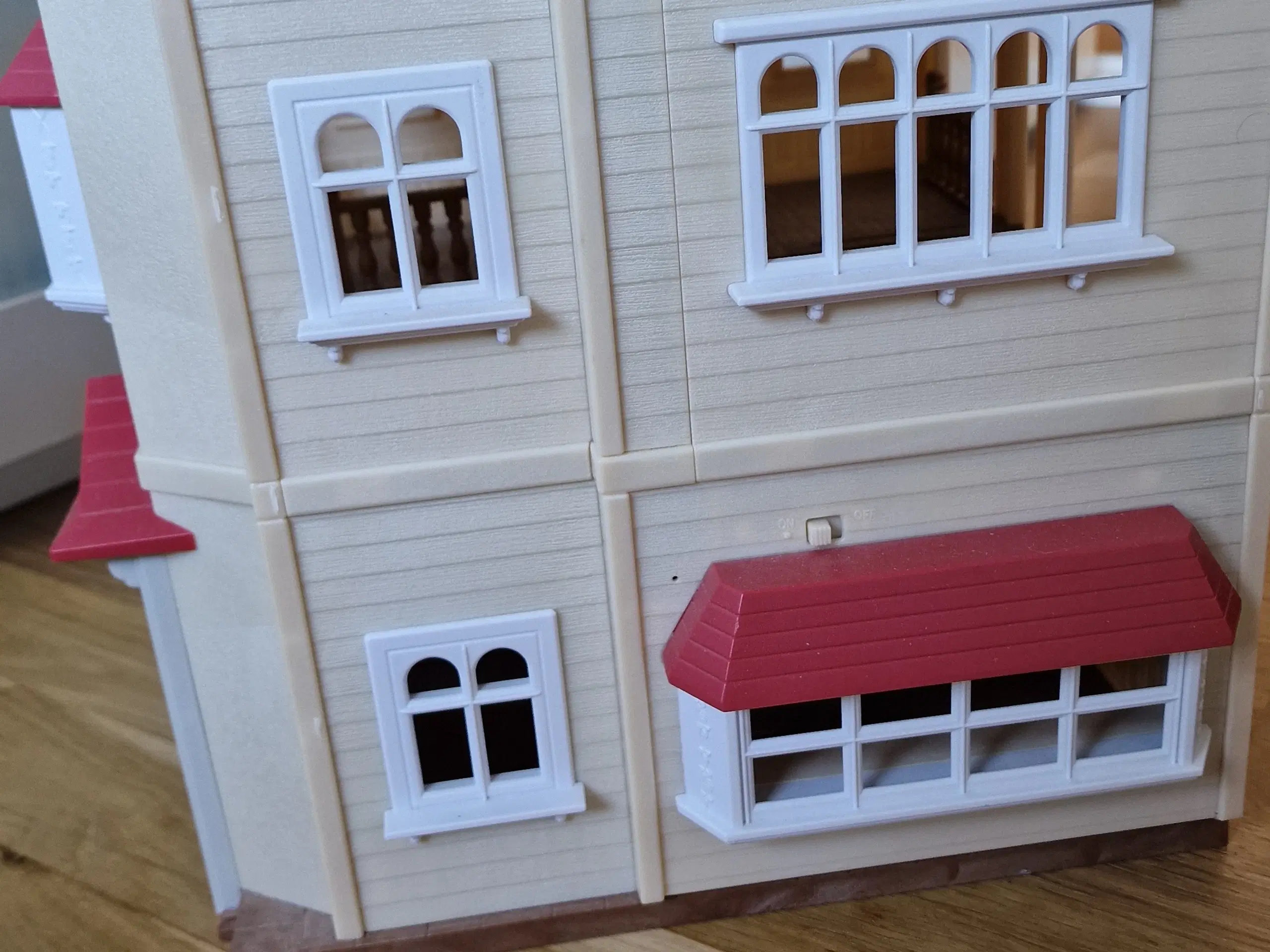 Sylvanian Families Red Roof landsbyhus med balkon