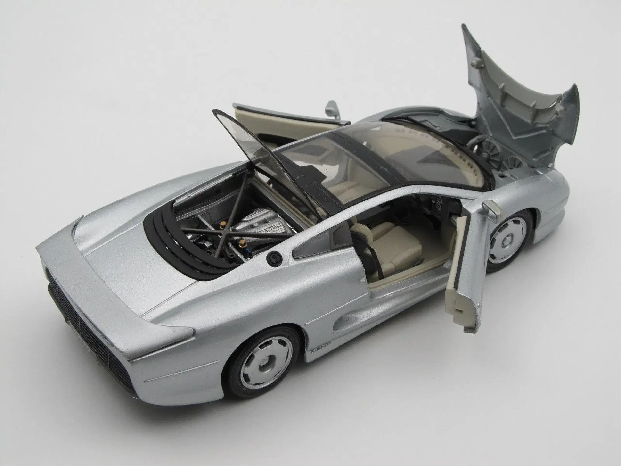 1992 Jaguar XJ220 1:18