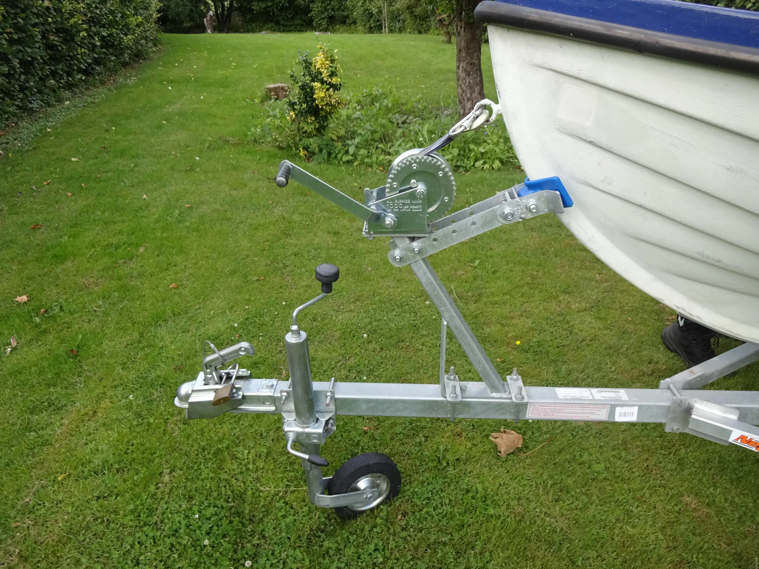 Jolle med motor og trailer