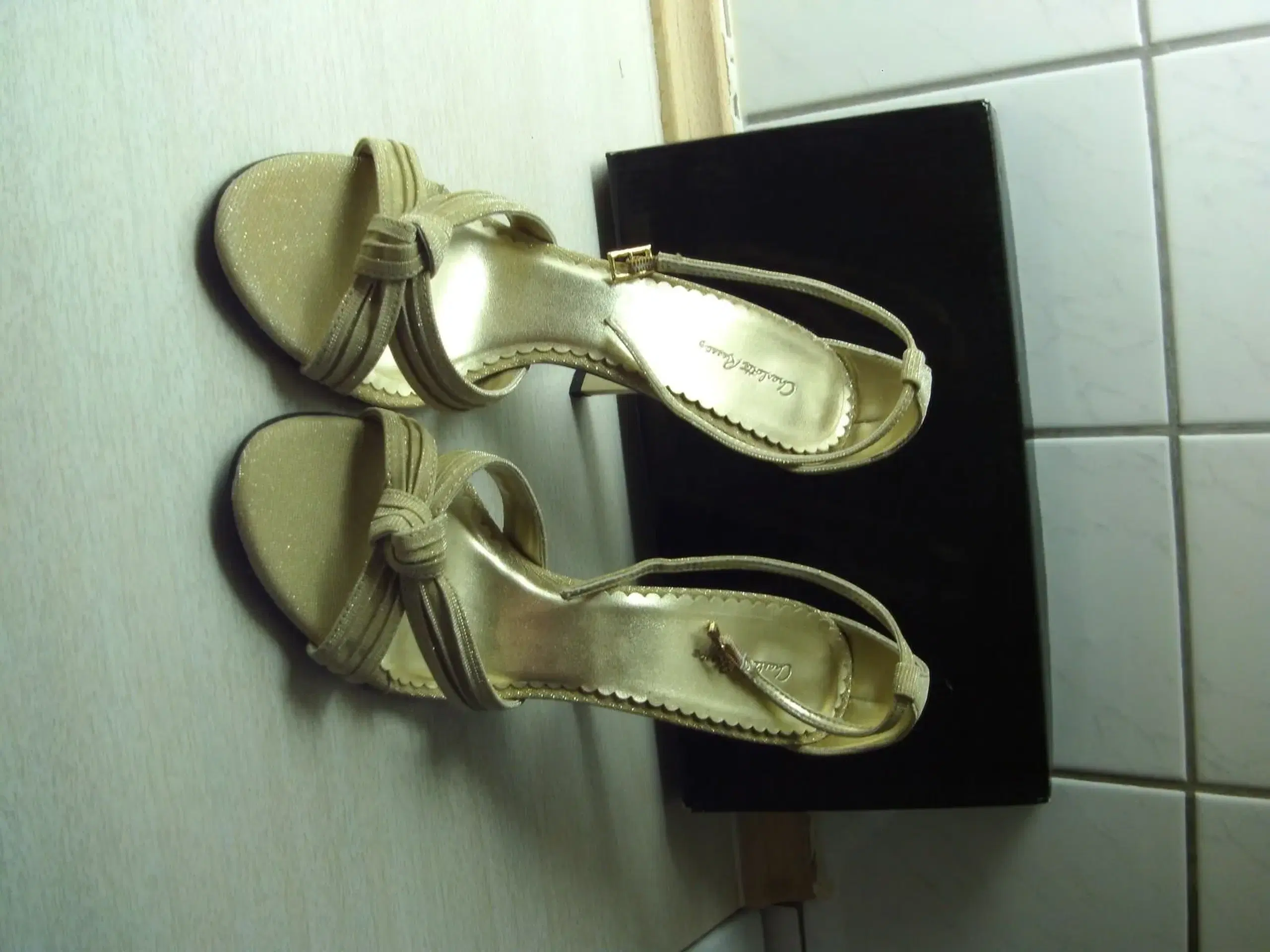 Guld stilletter fa Charlotte Russe,41