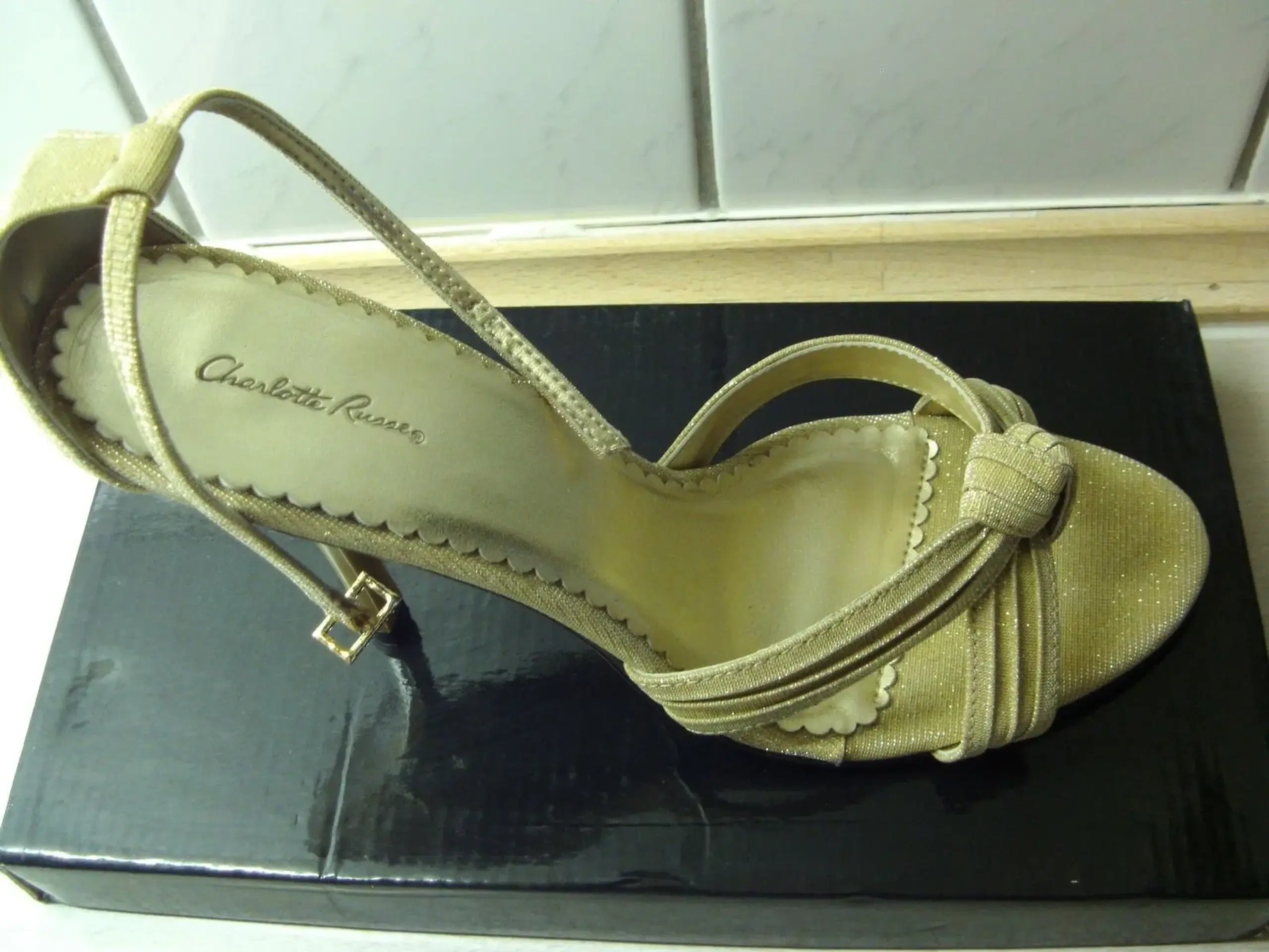 Guld stilletter fa Charlotte Russe,41