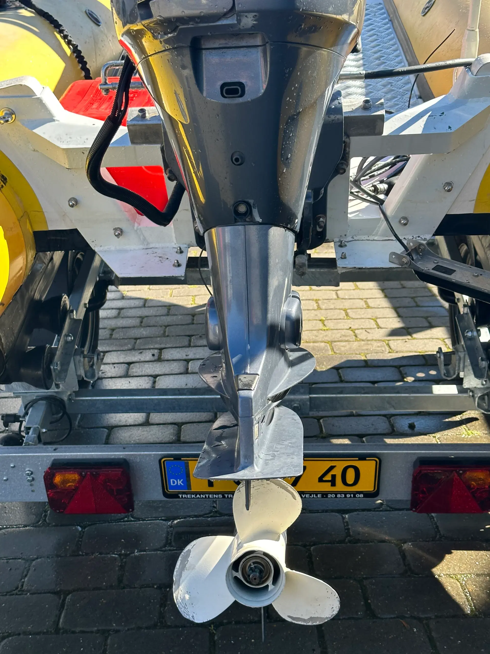 DUX 400 m/ 50 hk Yamaha og trailer