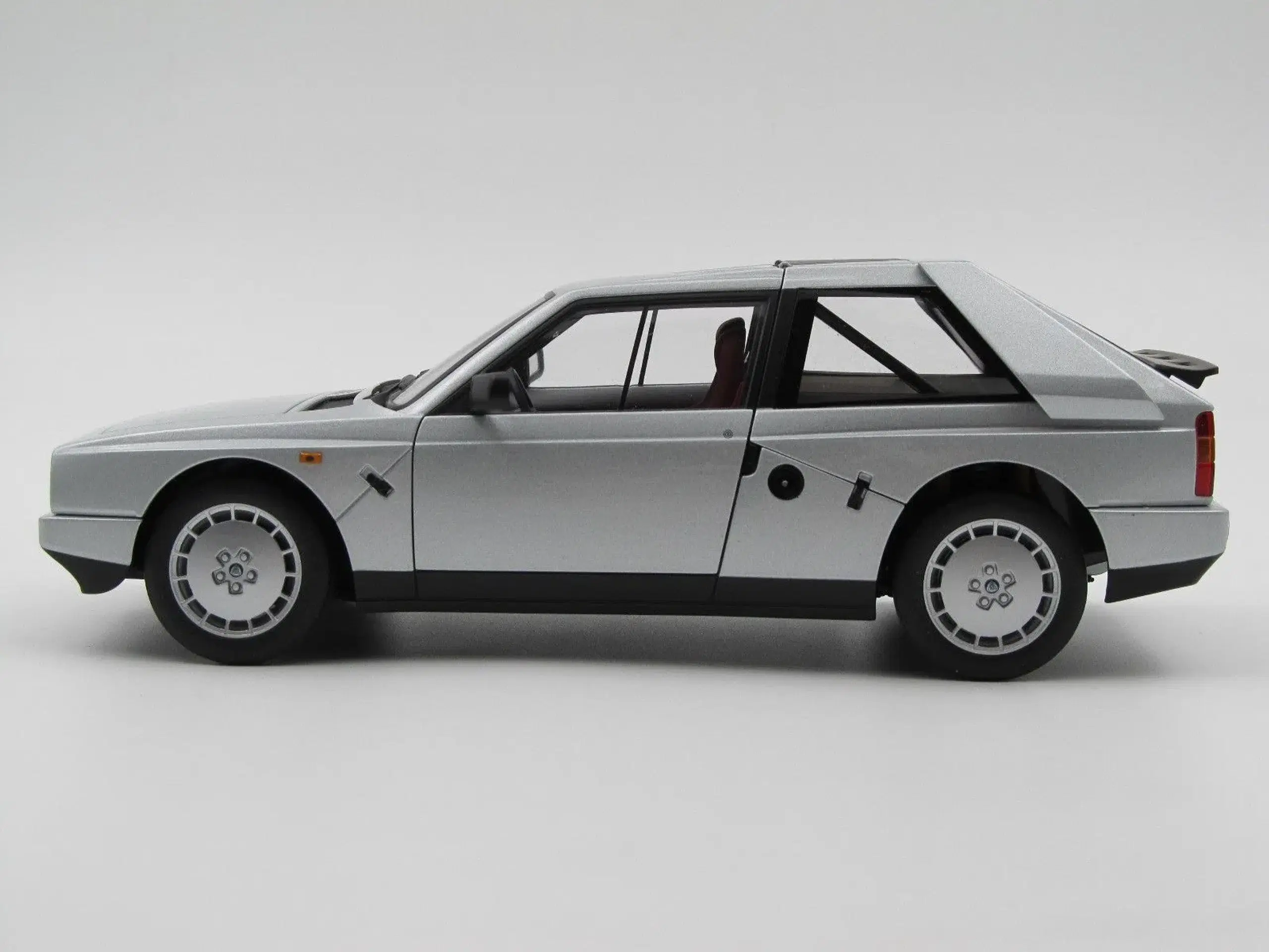 1985 Lancia Delta S4 1:18  - AUTOart