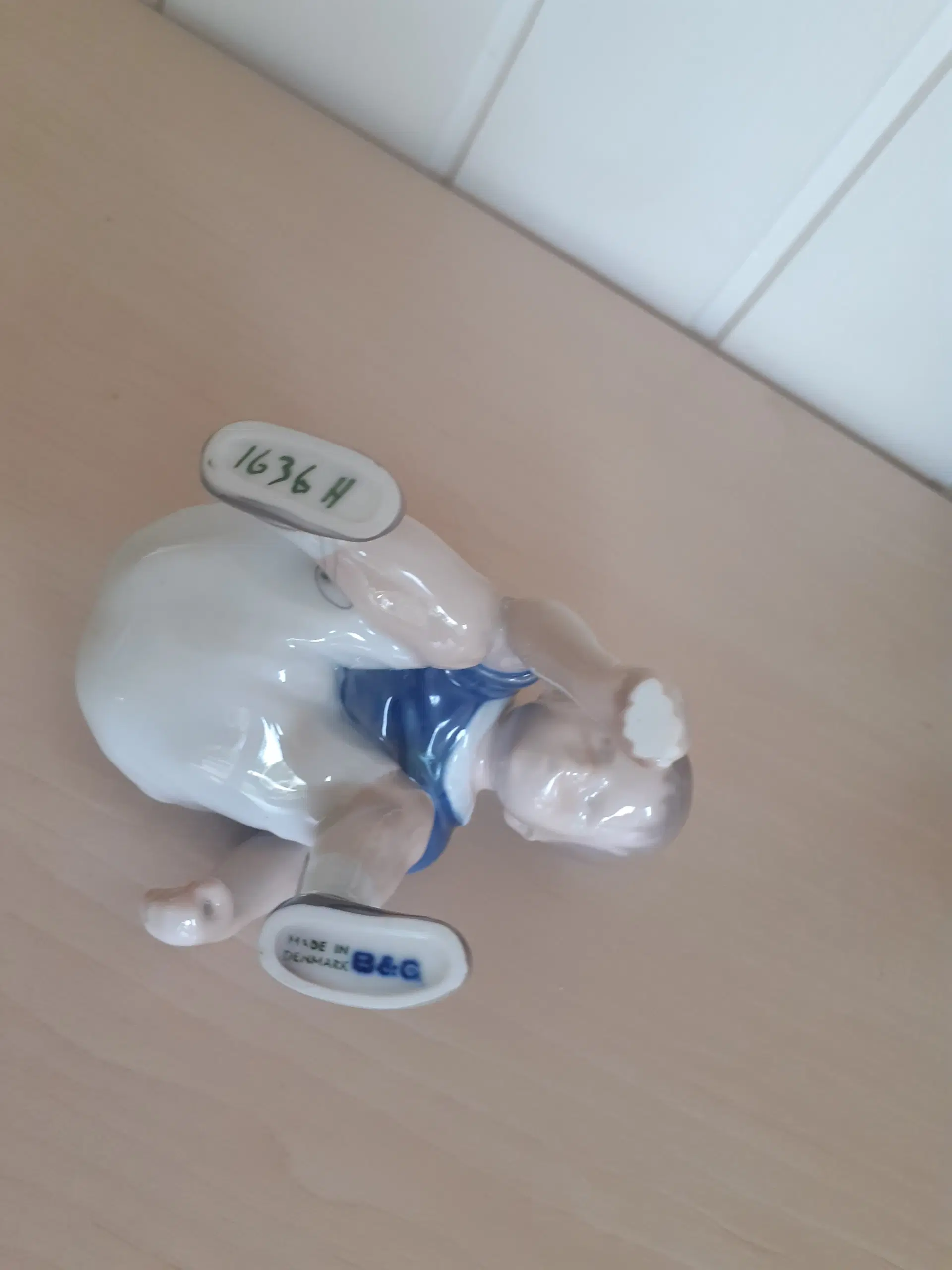 Kongelig porcelæg Dreng der leger