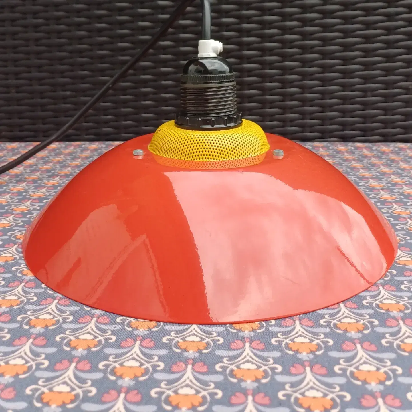 Rød og gul retro loftslampe