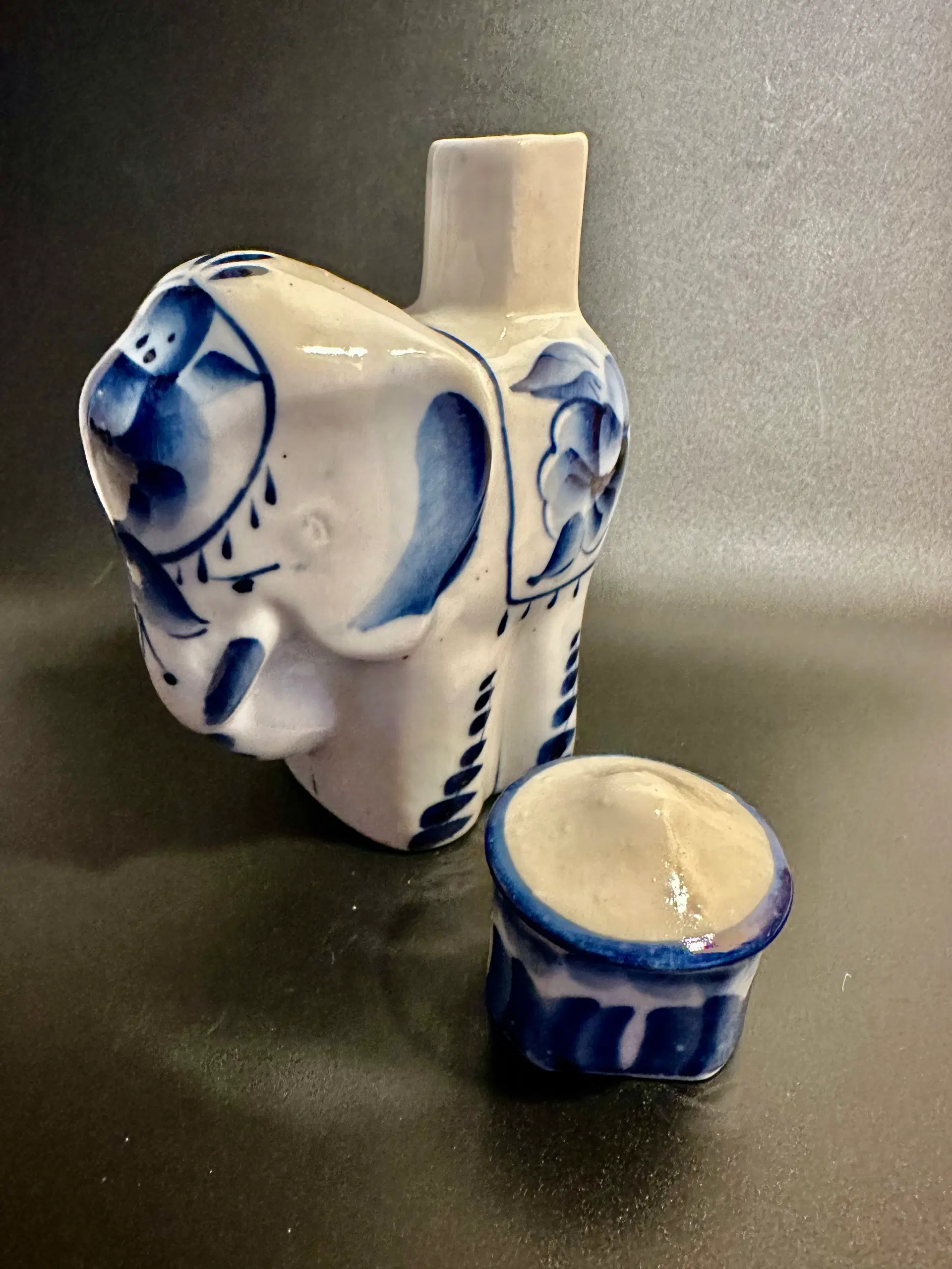 Vintage håndmalede genstande af porcelæn