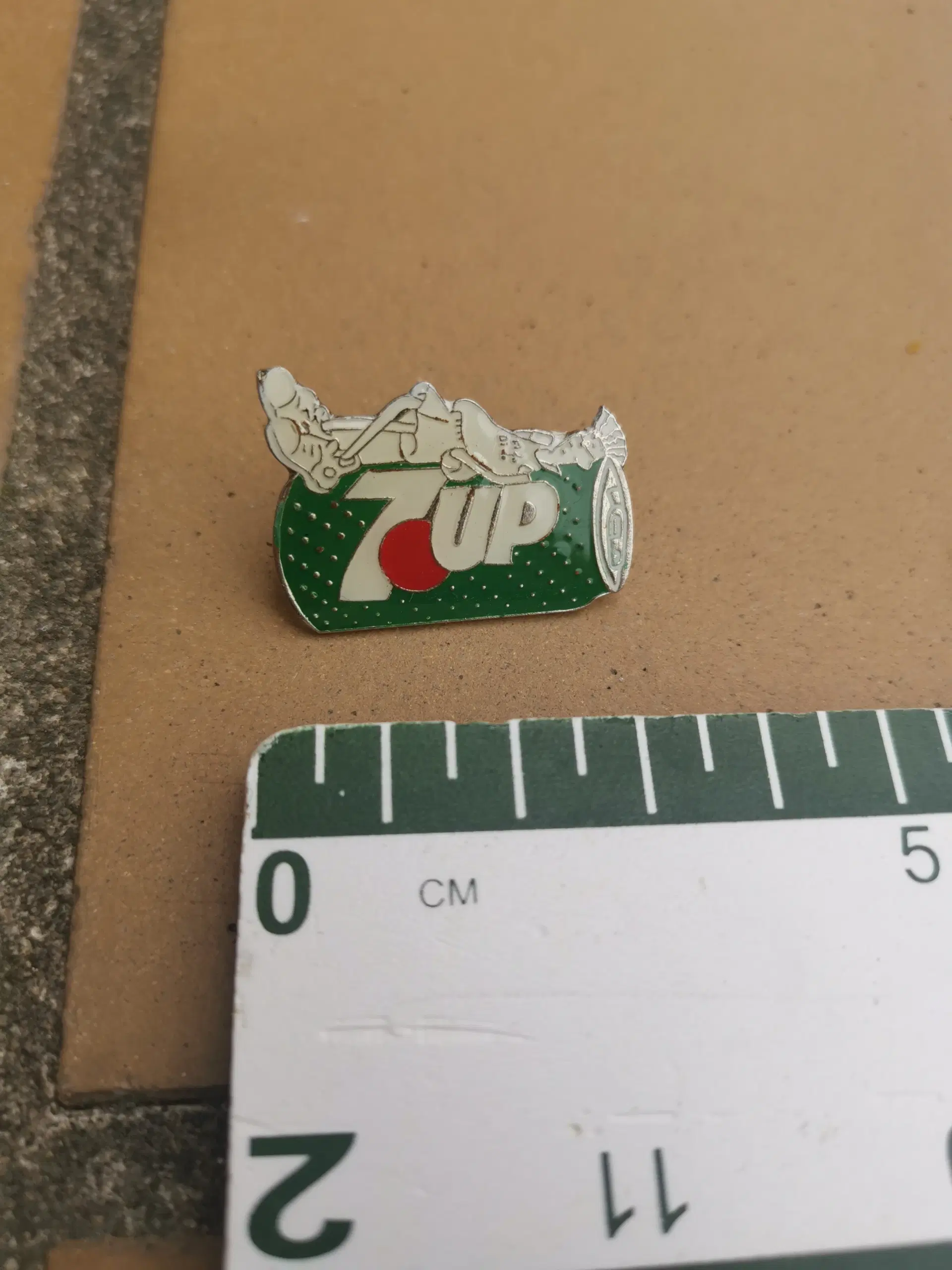 7up 80'er 90'er pin