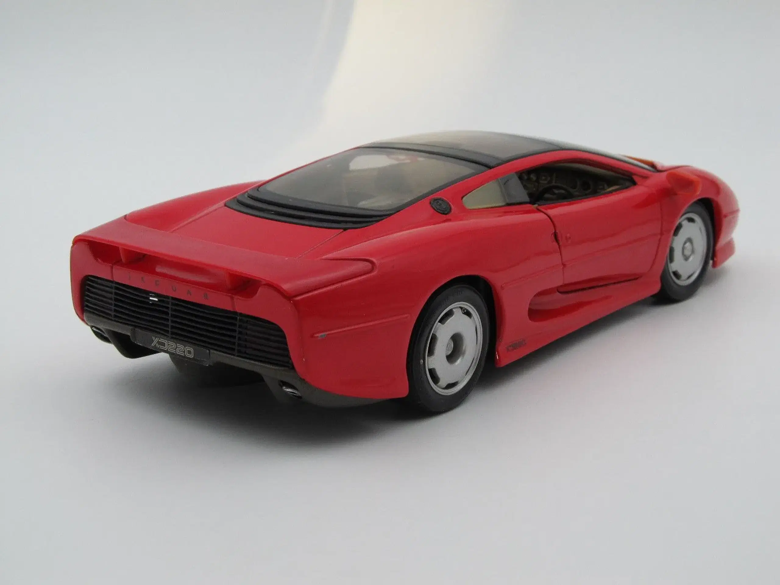 1992 Jaguar XJ220 - 1:18