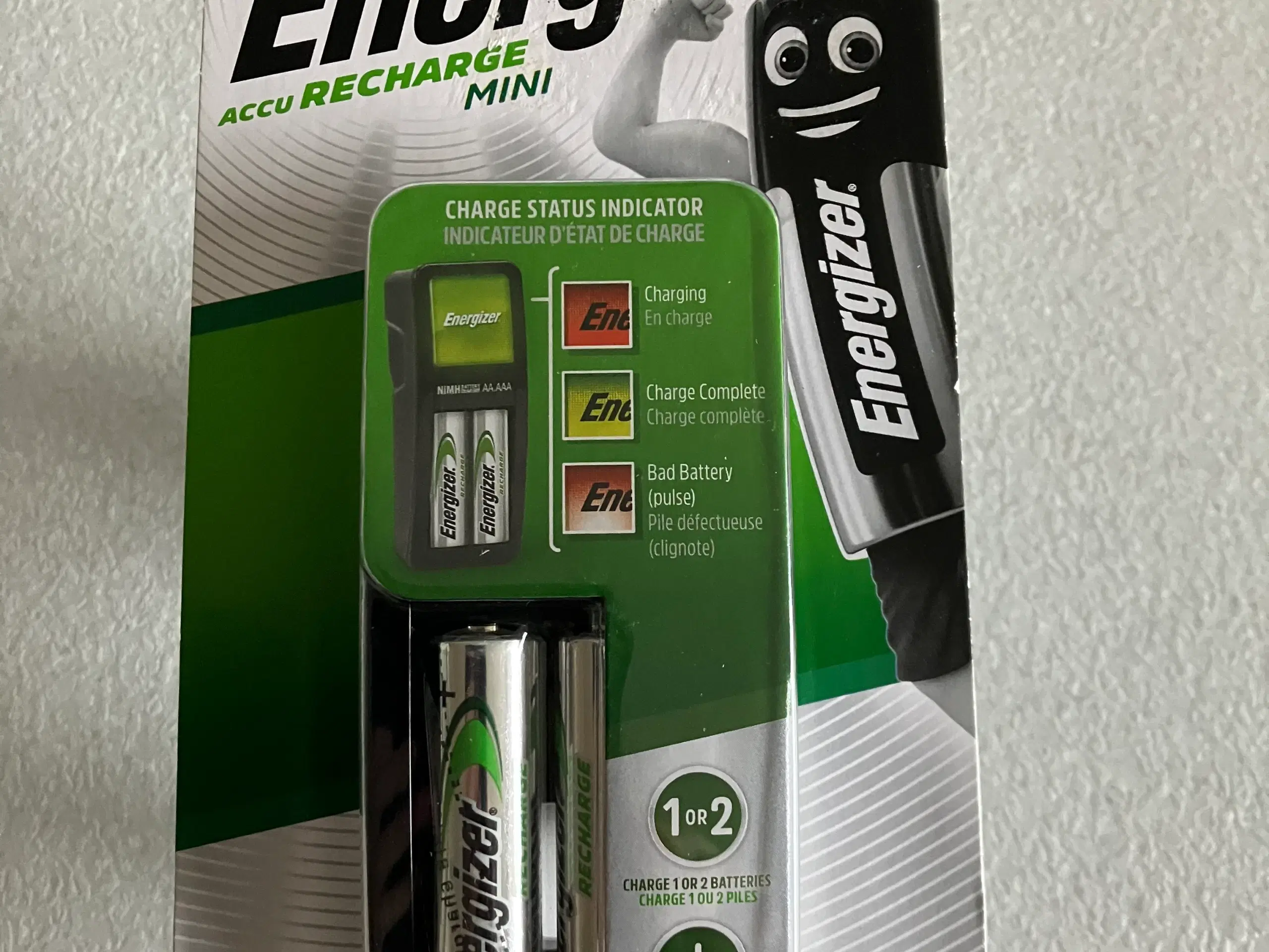 Oplader Mrk Energizer med 2 opladelige batterier.