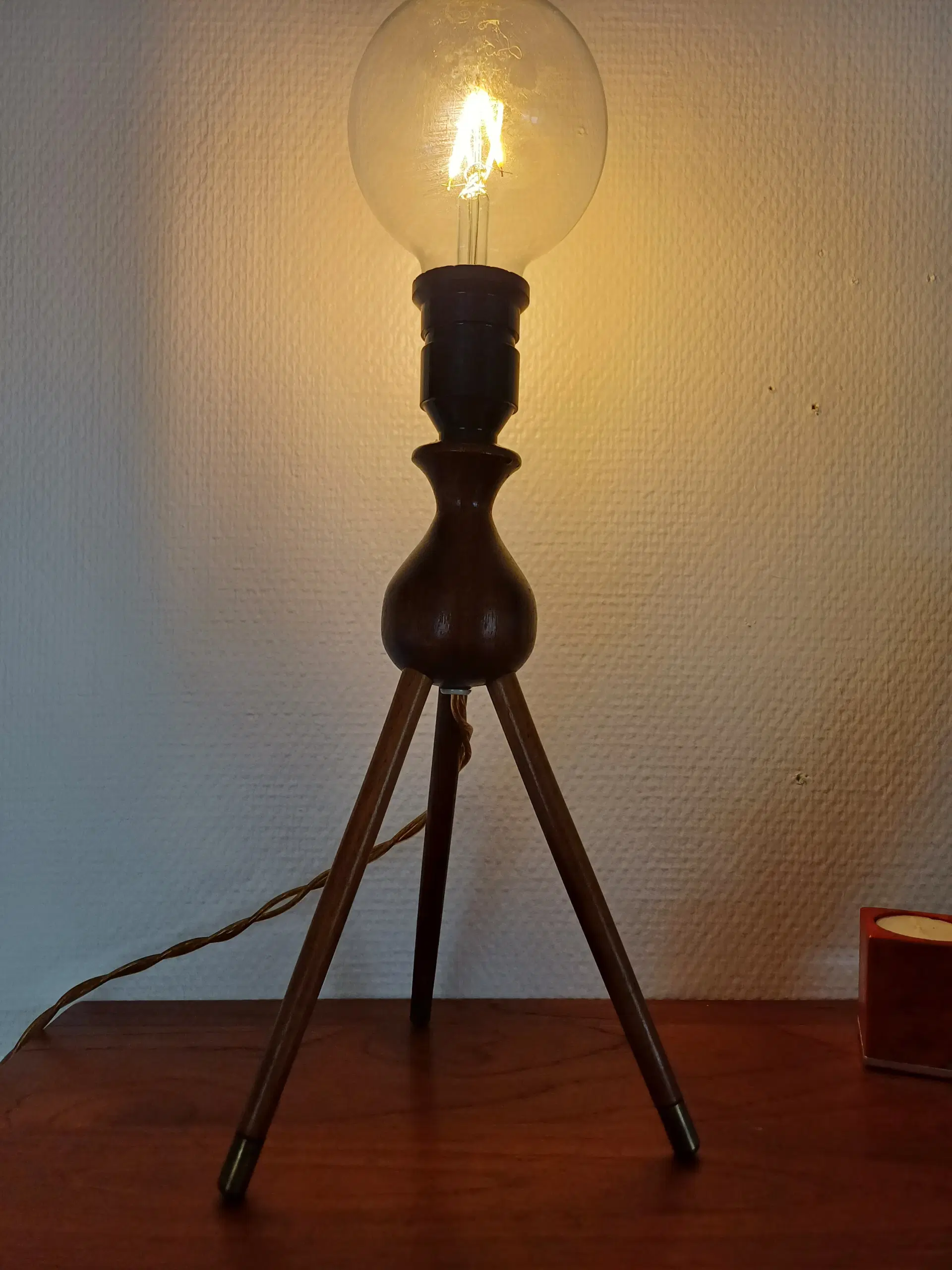 Ældre lille hjælper lampe I teak