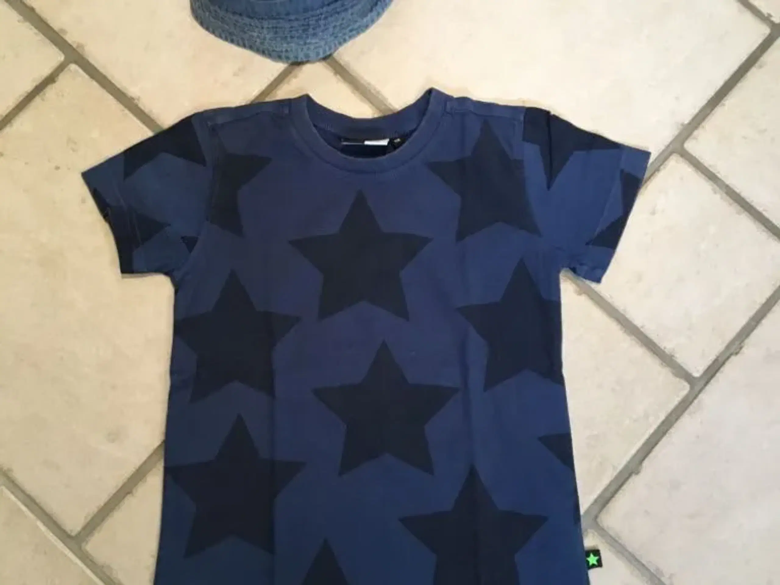 Molo t-shirt + Bøllehat str 116