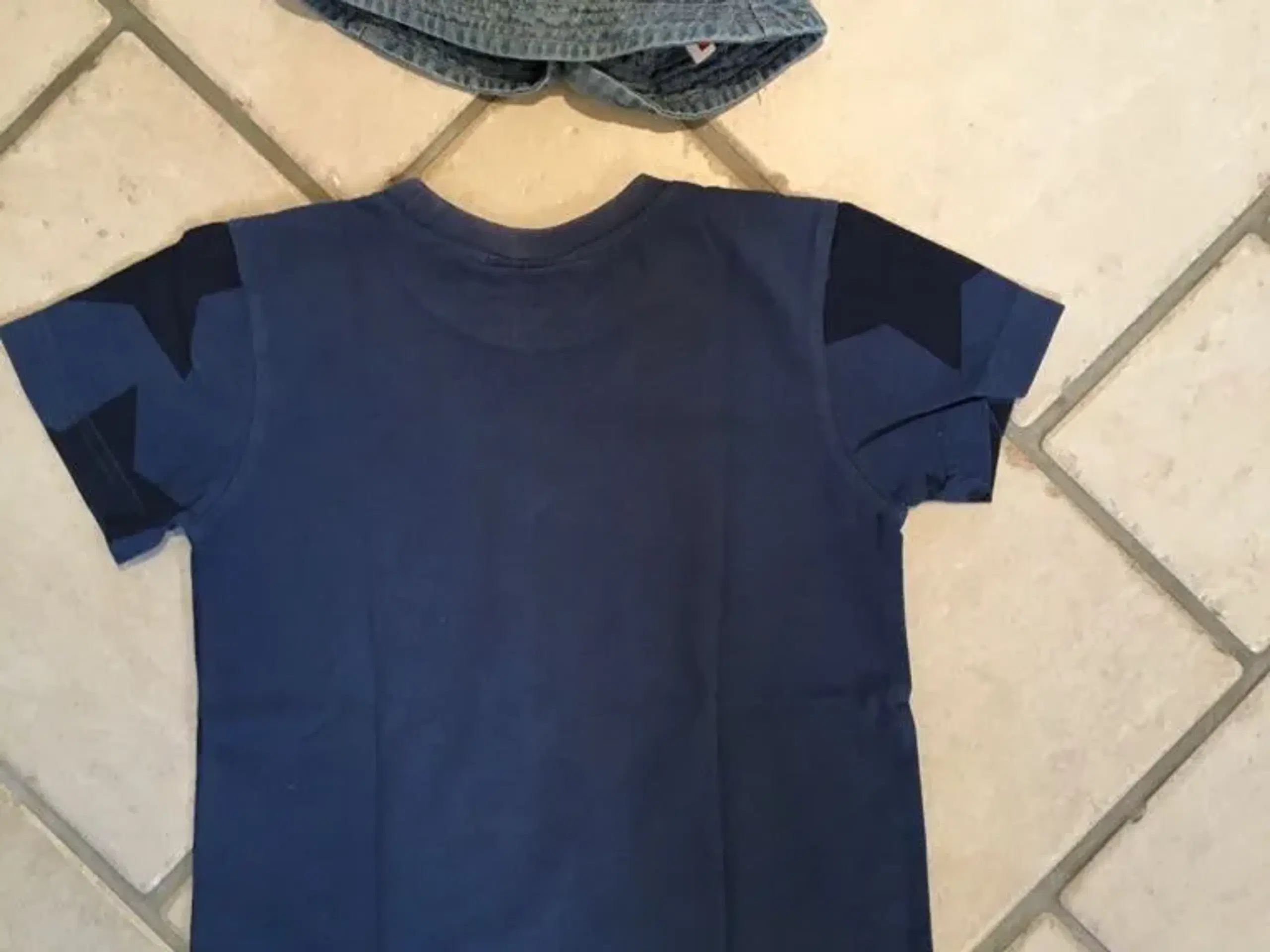 Molo t-shirt + Bøllehat str 116