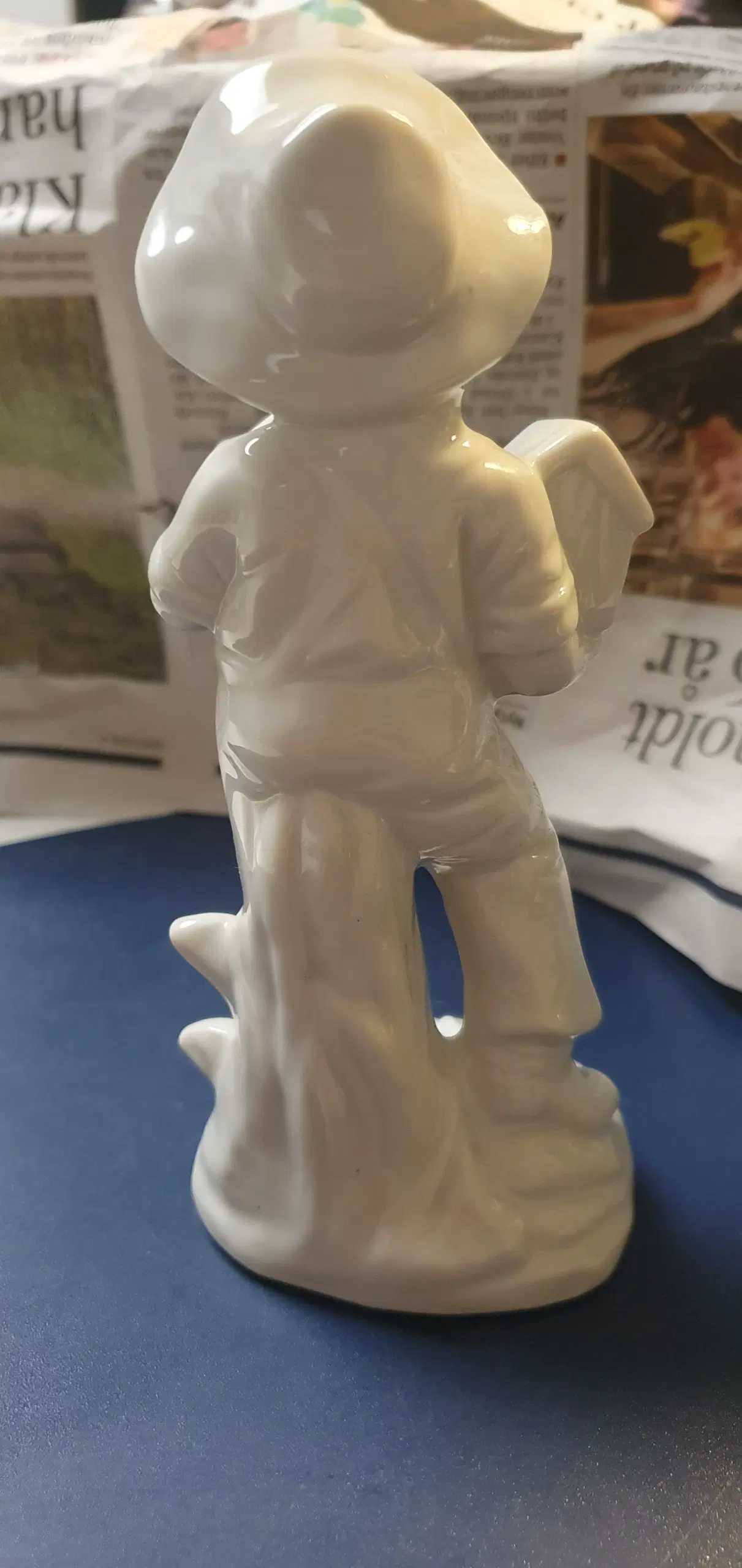 Porcelænsfigur dreng med fugl og fuglehus