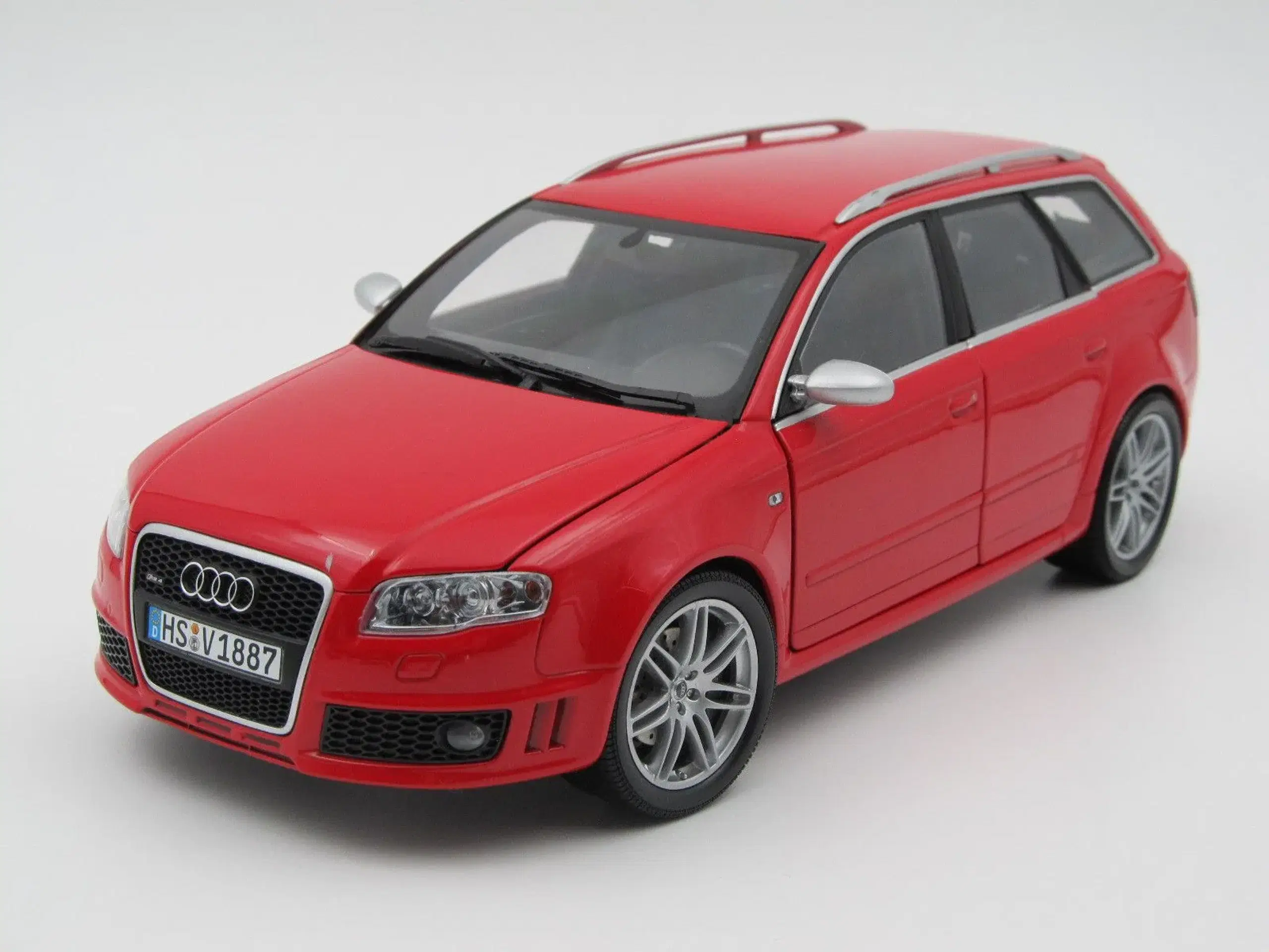 2006 Audi RS4 Avant B7 MINICHAMPS - 1:18